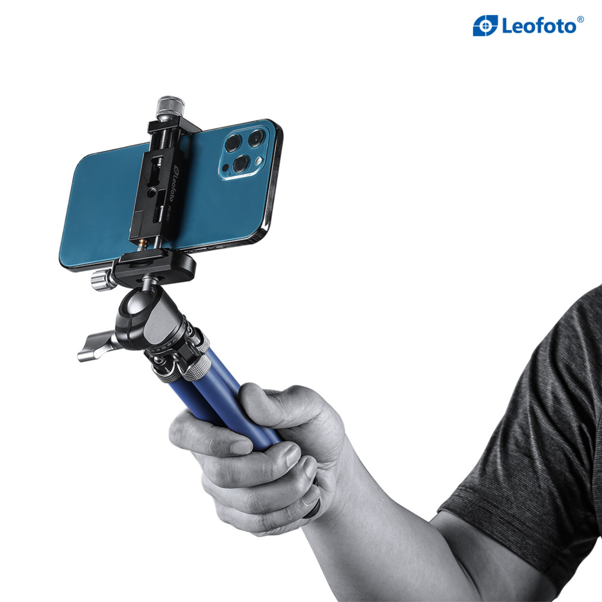 Hand hält ein blaues Stativ mit angebrachtem Smartphone. Leofoto-Logo sichtbar.