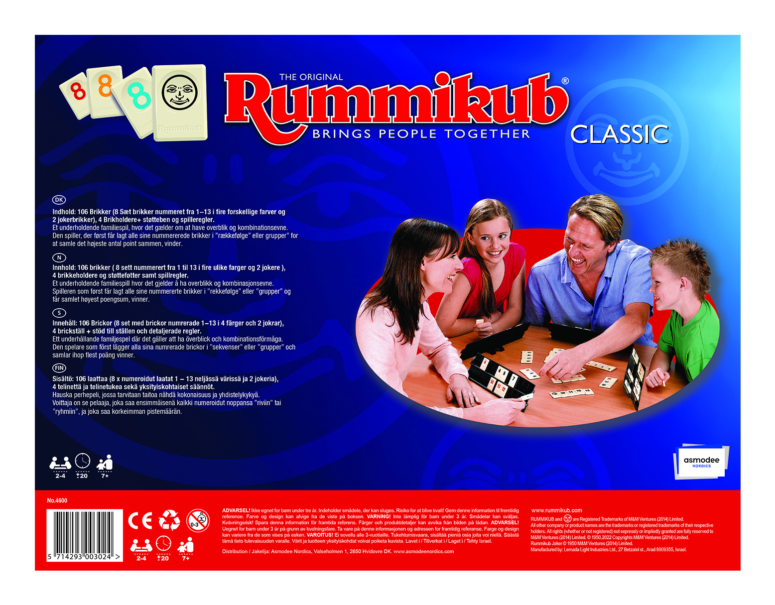 Rummikub Classic Spiel: Familie spielt Brettspiel, Spielsteine liegen auf dem Tisch.