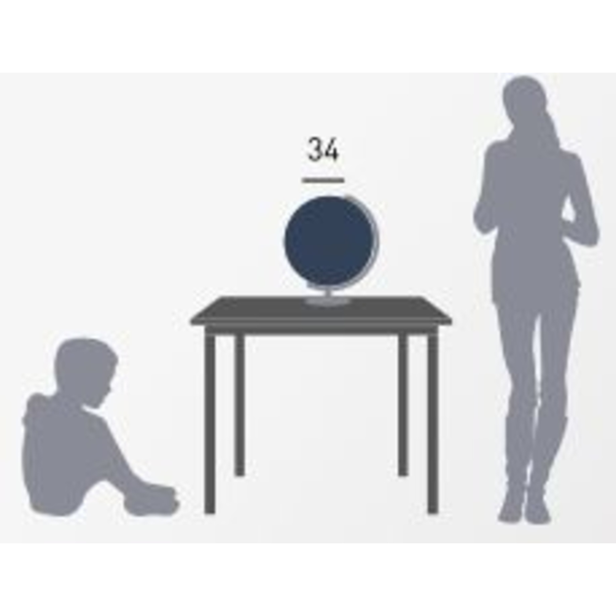 Ein Kind sitzt auf dem Boden neben einem Tisch mit Globus. Erwachsener steht rechts. Globus ist 34cm.