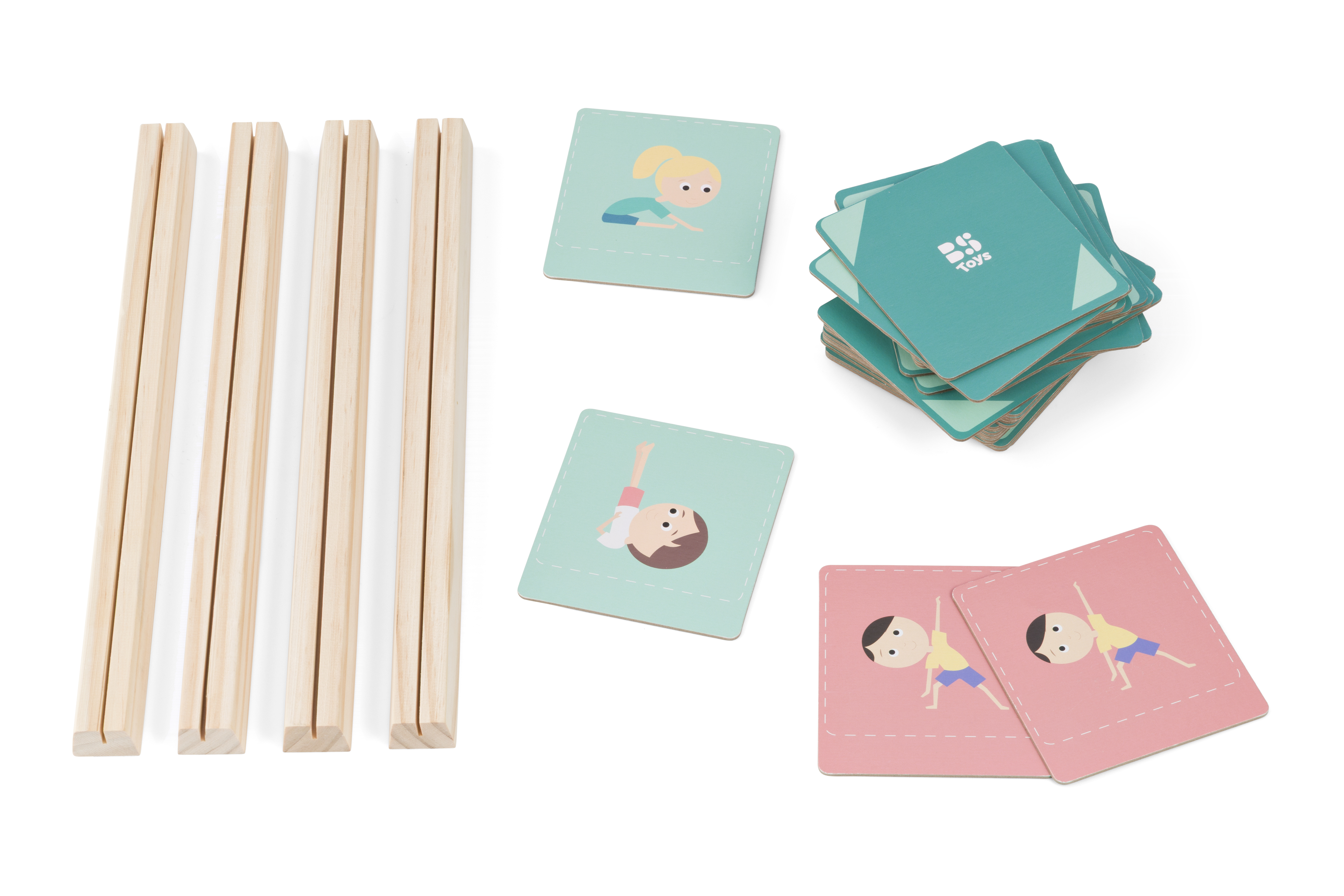 Houten stokjes en kleurrijke kaarten met yogahoudingen voor kinderen op witte achtergrond.