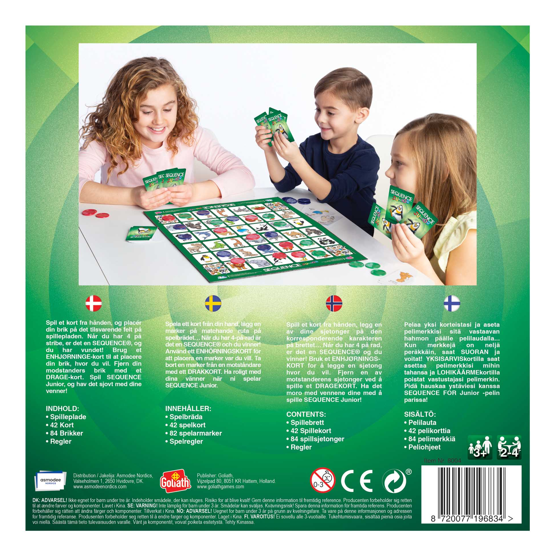 Kinder spielen das Brettspiel Sequence Junior. Sie halten Karten und Spielsteine.