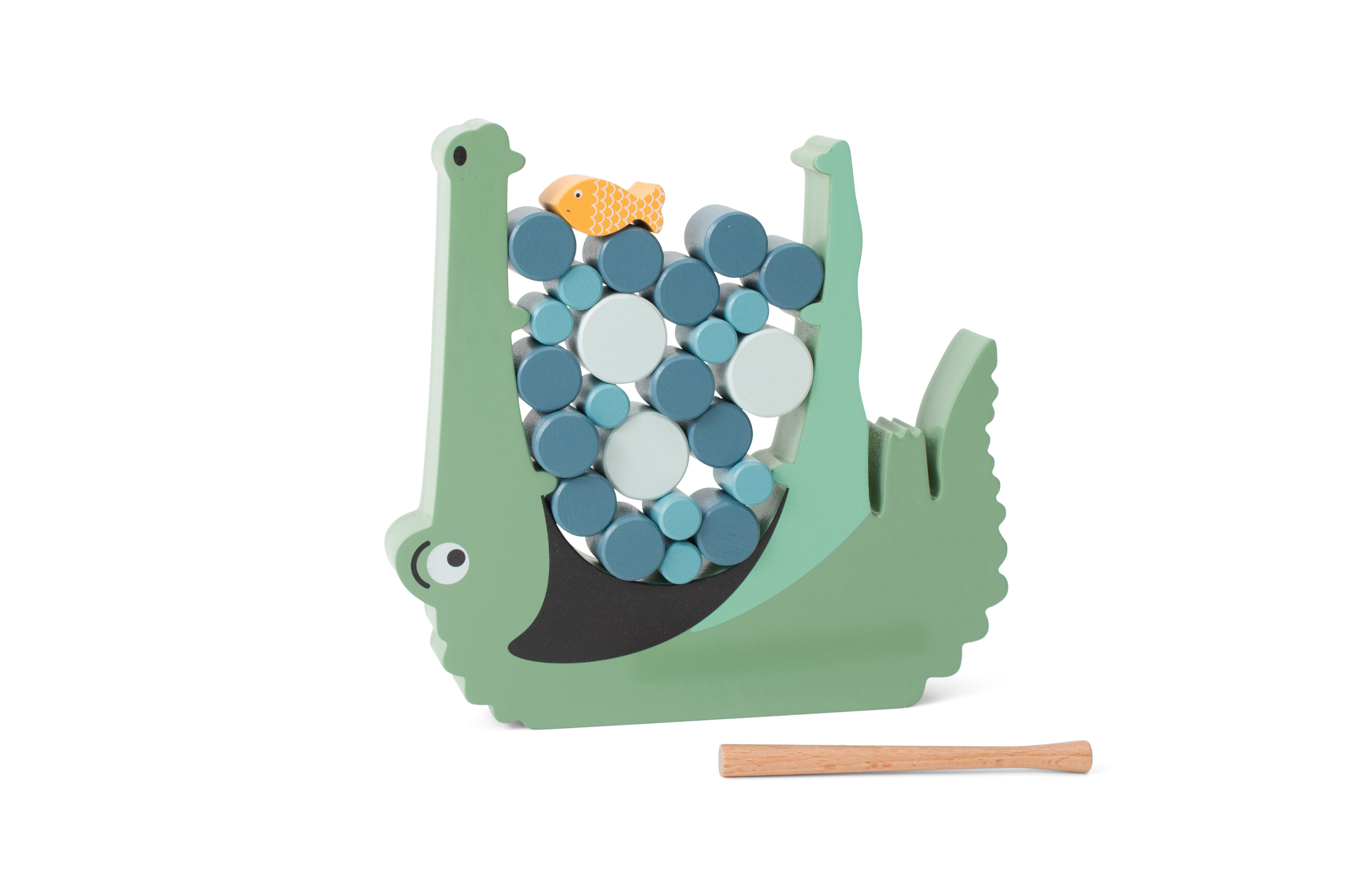 Un giocattolo coccodrillo in legno verde con blocchi di legno blu e bianchi e un pesce arancione.