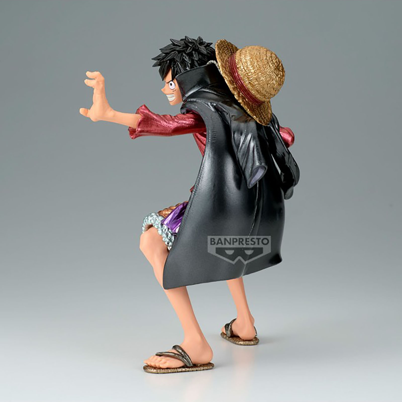 Eine Figur von Monkey D. Luffy mit Strohhut und schwarzem Umhang.