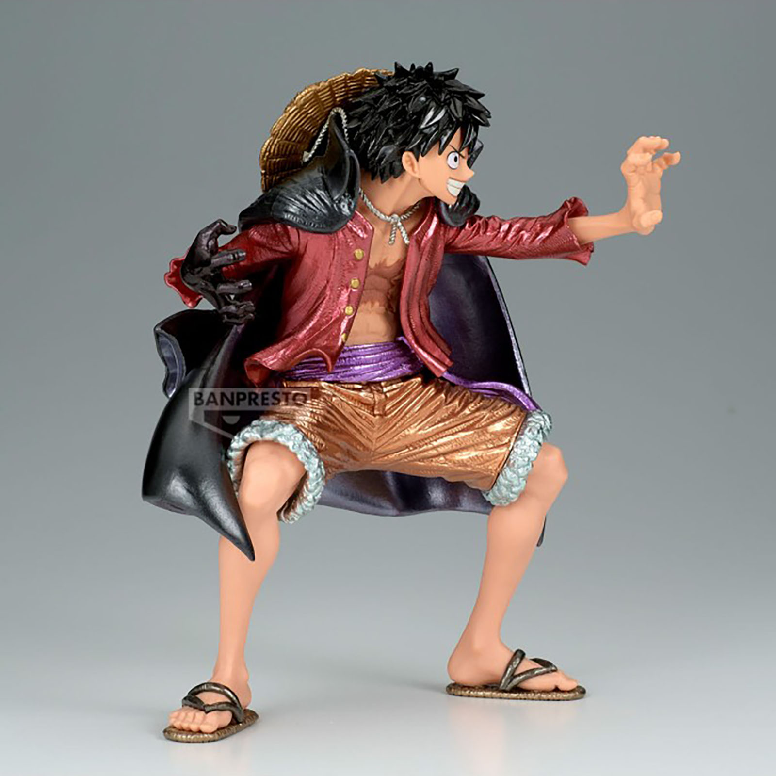 Eine Actionfigur von Luffy mit Strohhut, roter Jacke und brauner Hose.