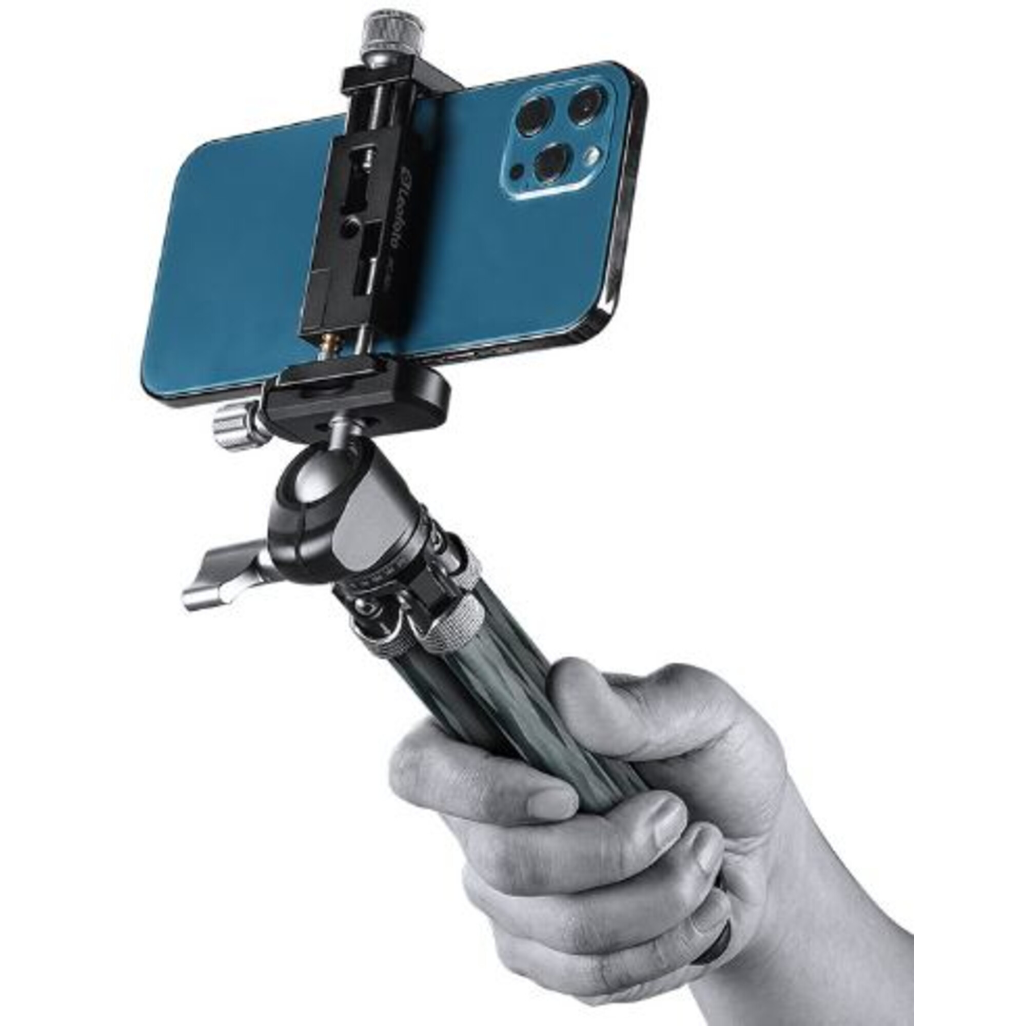 Eine Hand hält ein Smartphone auf einem kleinen Stativ.