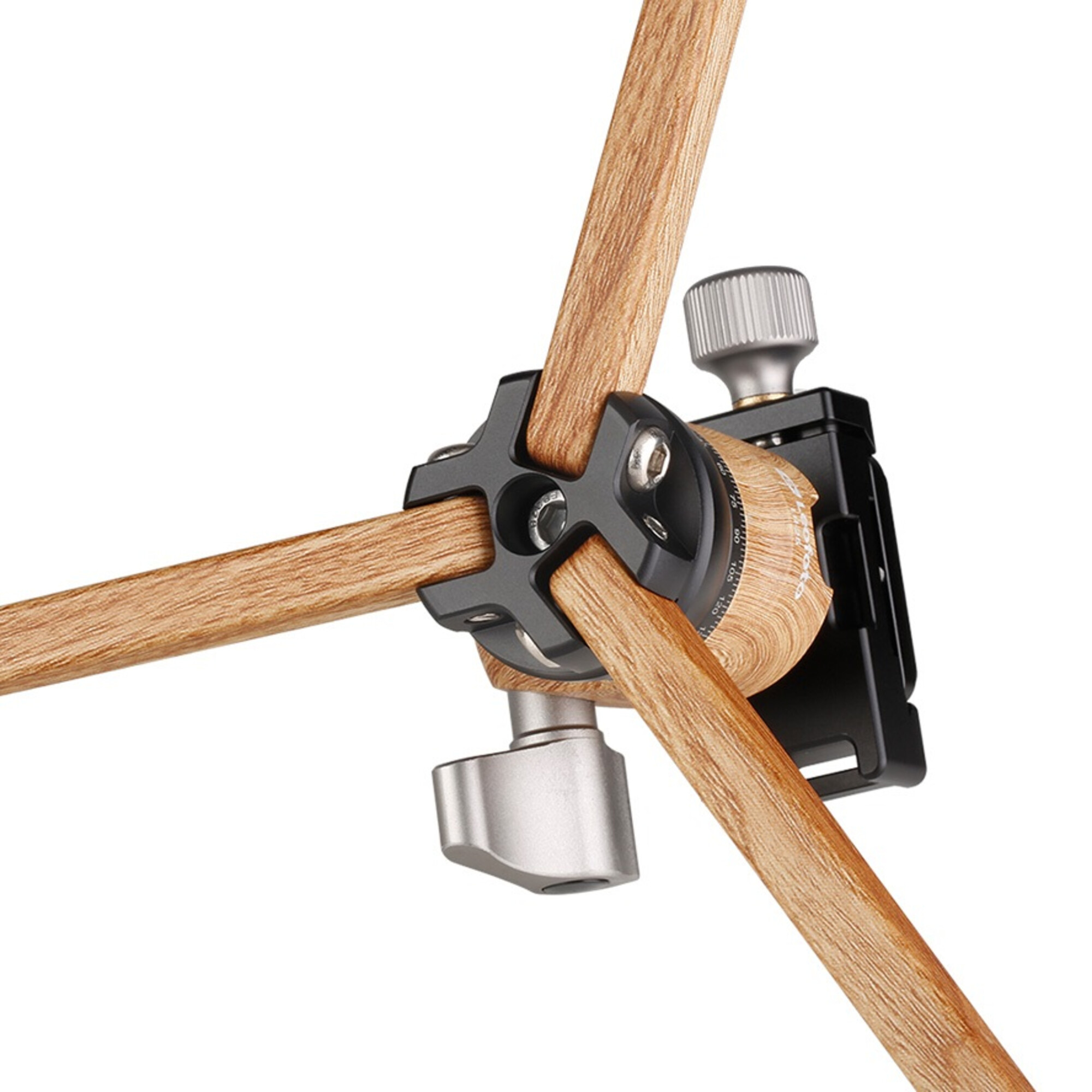 Nahaufnahme eines Stativkopfes mit drei Holzbeinen und einer schwarzen Metallklemme.