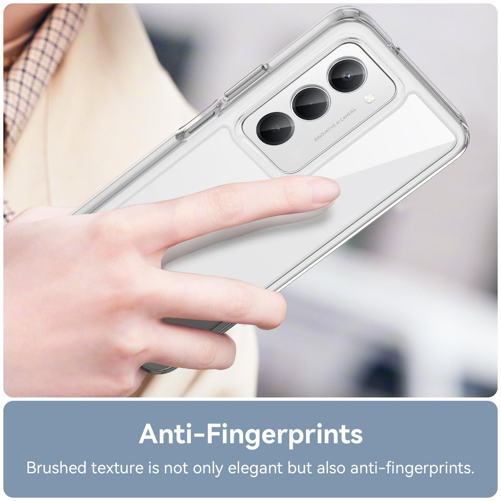 Una mano tiene una cover trasparente per telefono con tripla fotocamera.