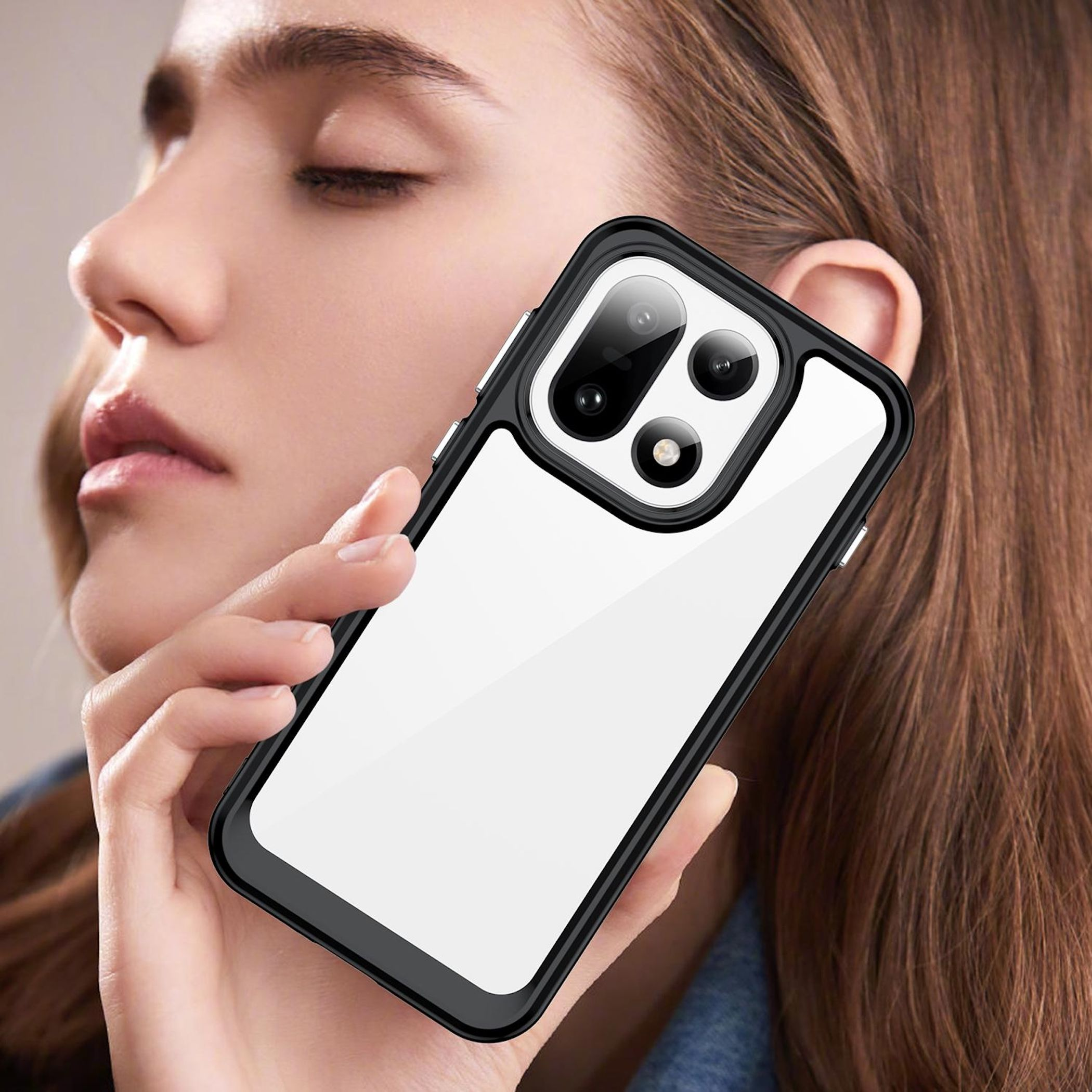Donna tiene una custodia trasparente per telefono con bordo nero, mostrando l'obiettivo della fotocamera.