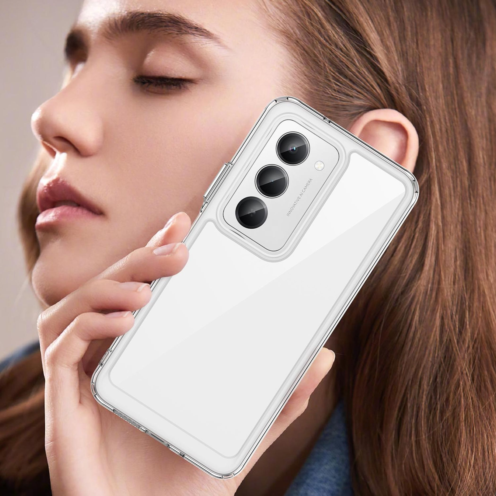 Una donna tiene uno smartphone bianco con tripla fotocamera.