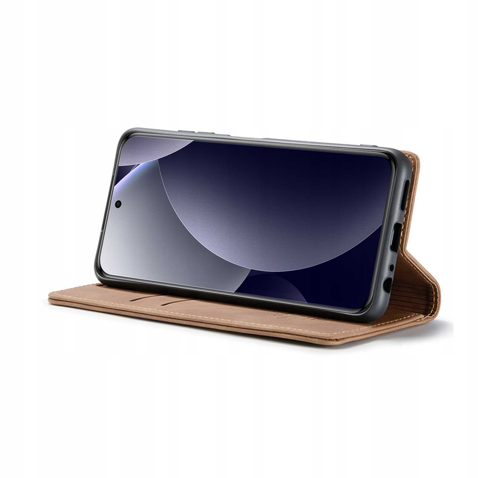 Smartfon w brązowym skórzanym etui z klapką, lekko pochylony w lewo.