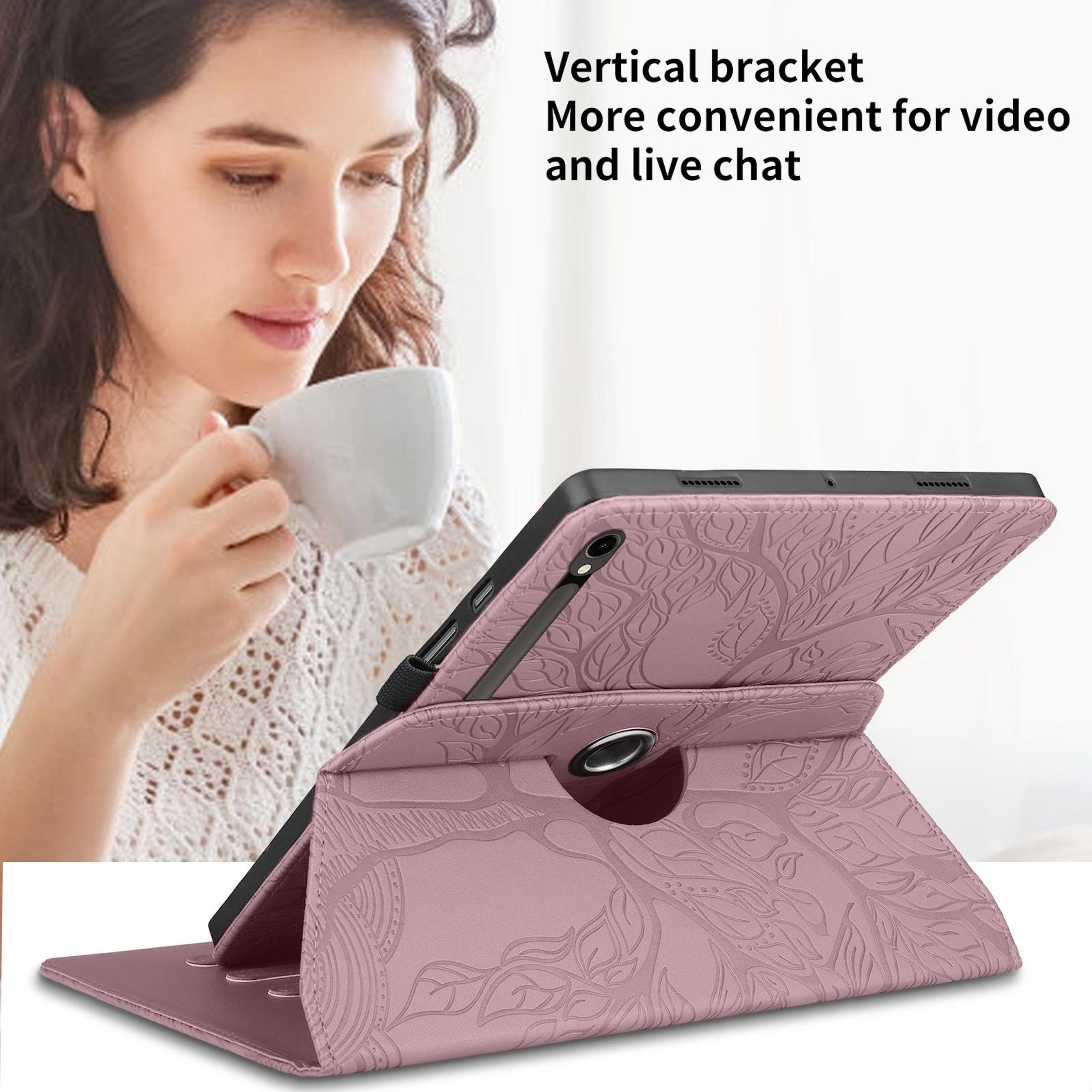Donna beve da tazza, tablet con custodia rosa e disegno ad albero in piedi.