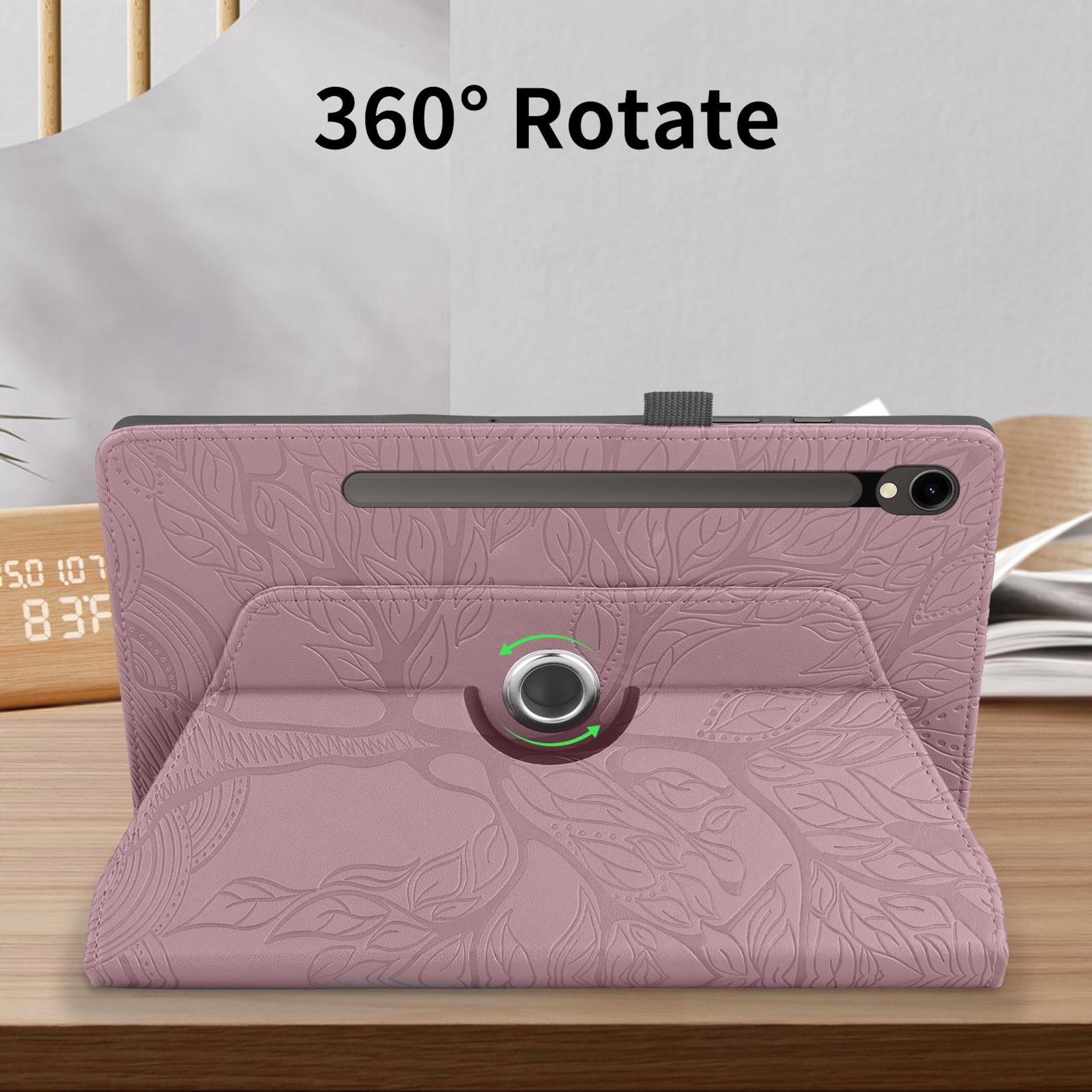 Una custodia rosa per tablet con motivo a foglie in rilievo, su una scrivania di legno.