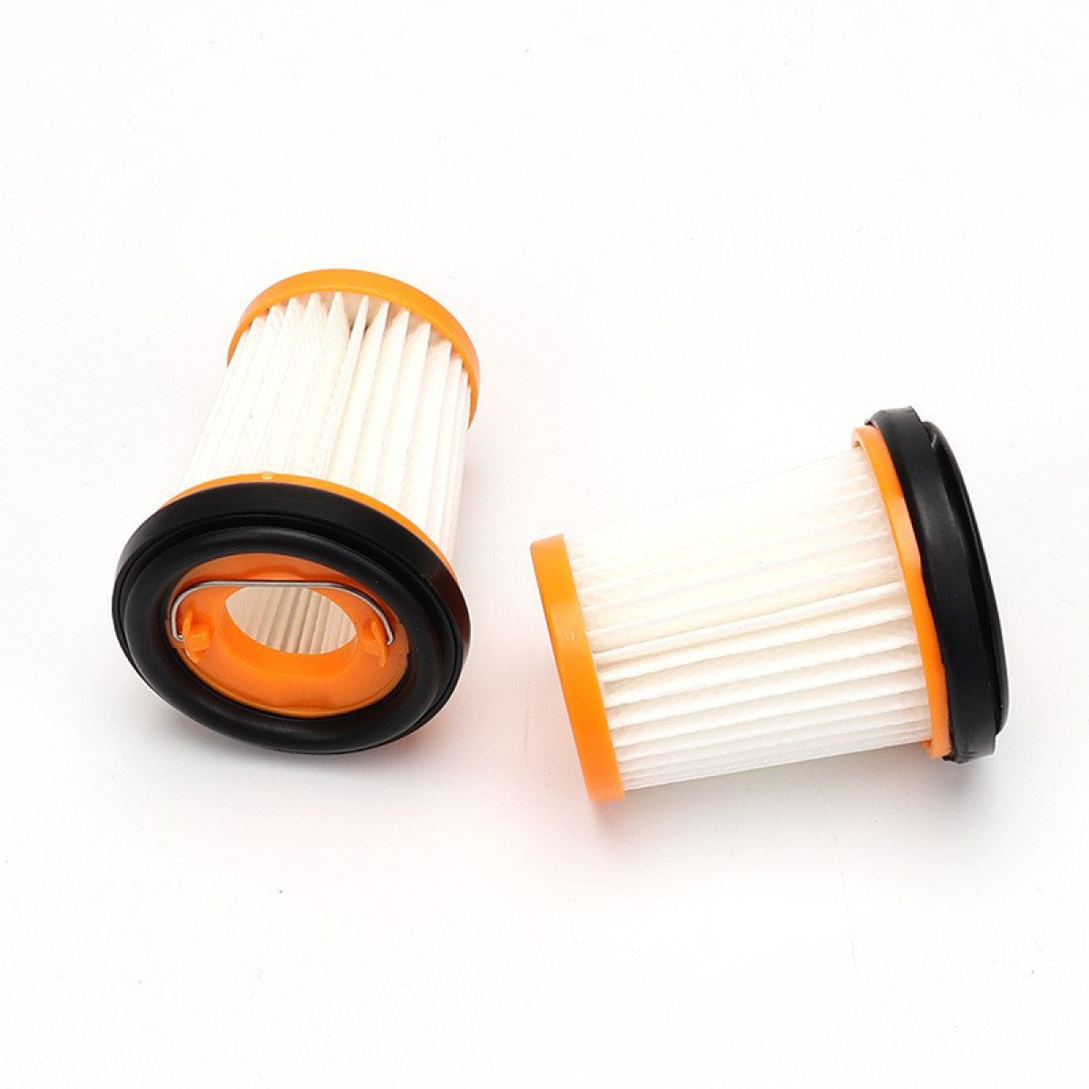Dwa białe plisowane filtry odkurzacza z pomarańczowymi i czarnymi plastikowymi obręczami na białym tle.