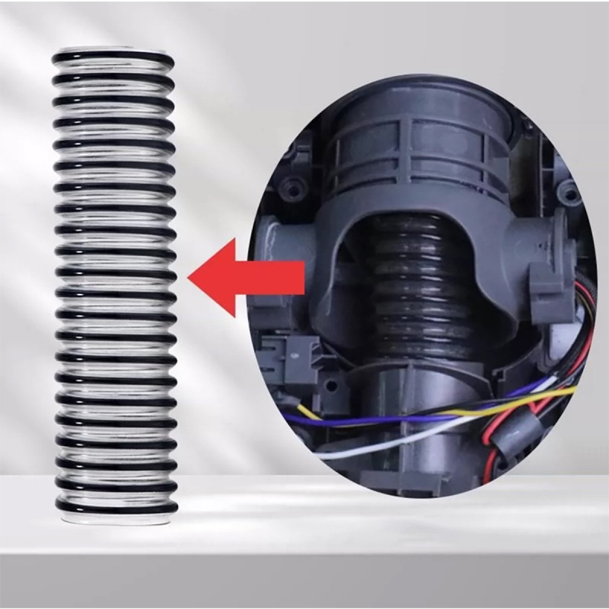 Elastyczna rura z czarnymi pierścieniami i czerwoną strzałką wskazującą mechanizm sprężynowy.