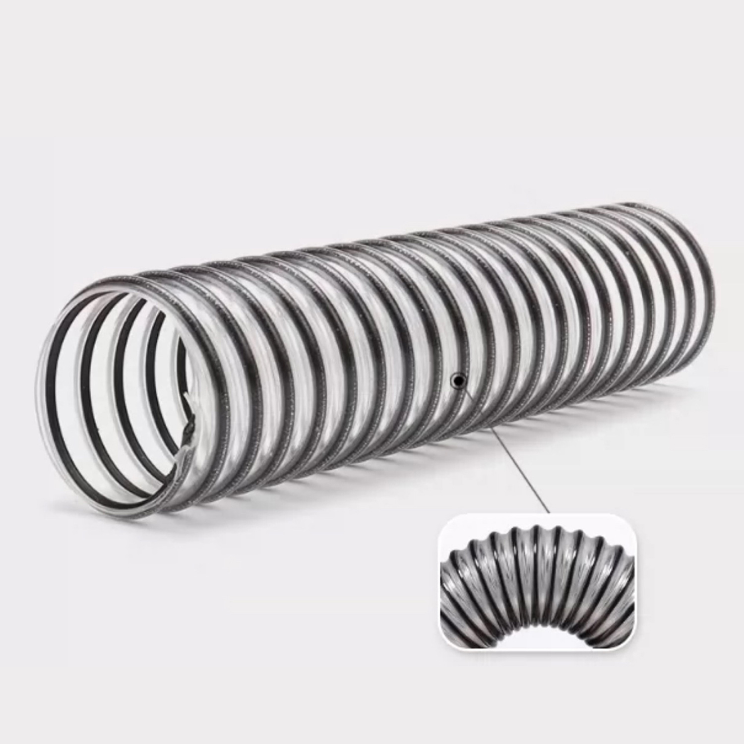 Przezroczysty, elastyczny wąż z czarnym wzmocnieniem spiralnym pokazany na białym tle.