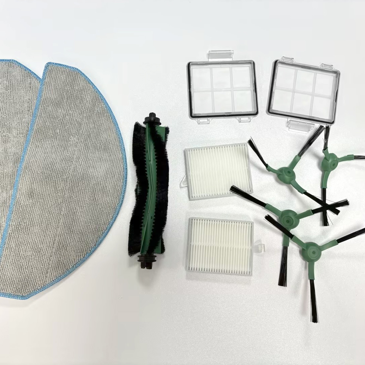 Części odkurzacza robota: dwie nakładki z mikrofibry, szczotka, filtry i szczotki boczne.