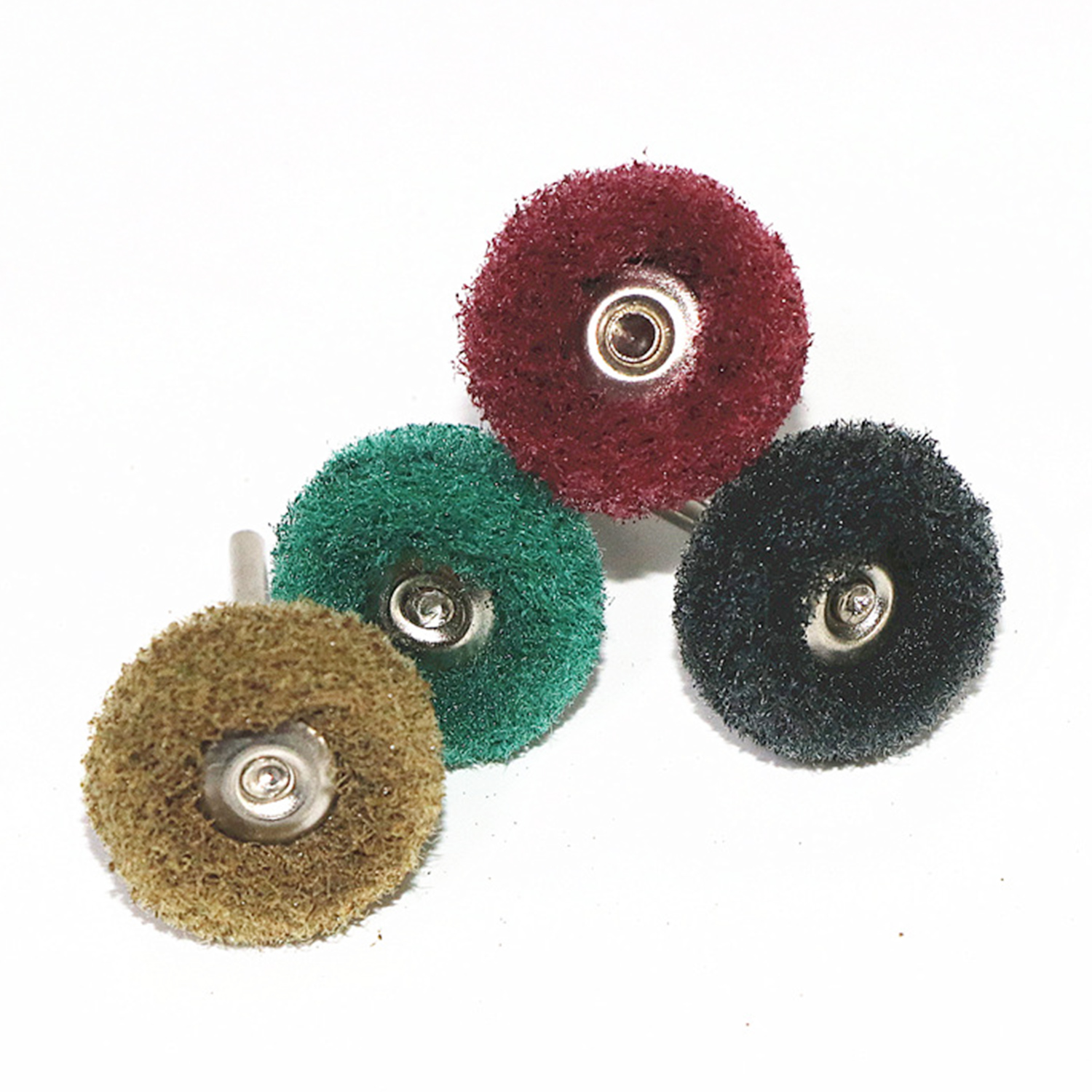 Cztery krążki ścierne: brązowy, zielony, czerwony i czarny, na białym tle.