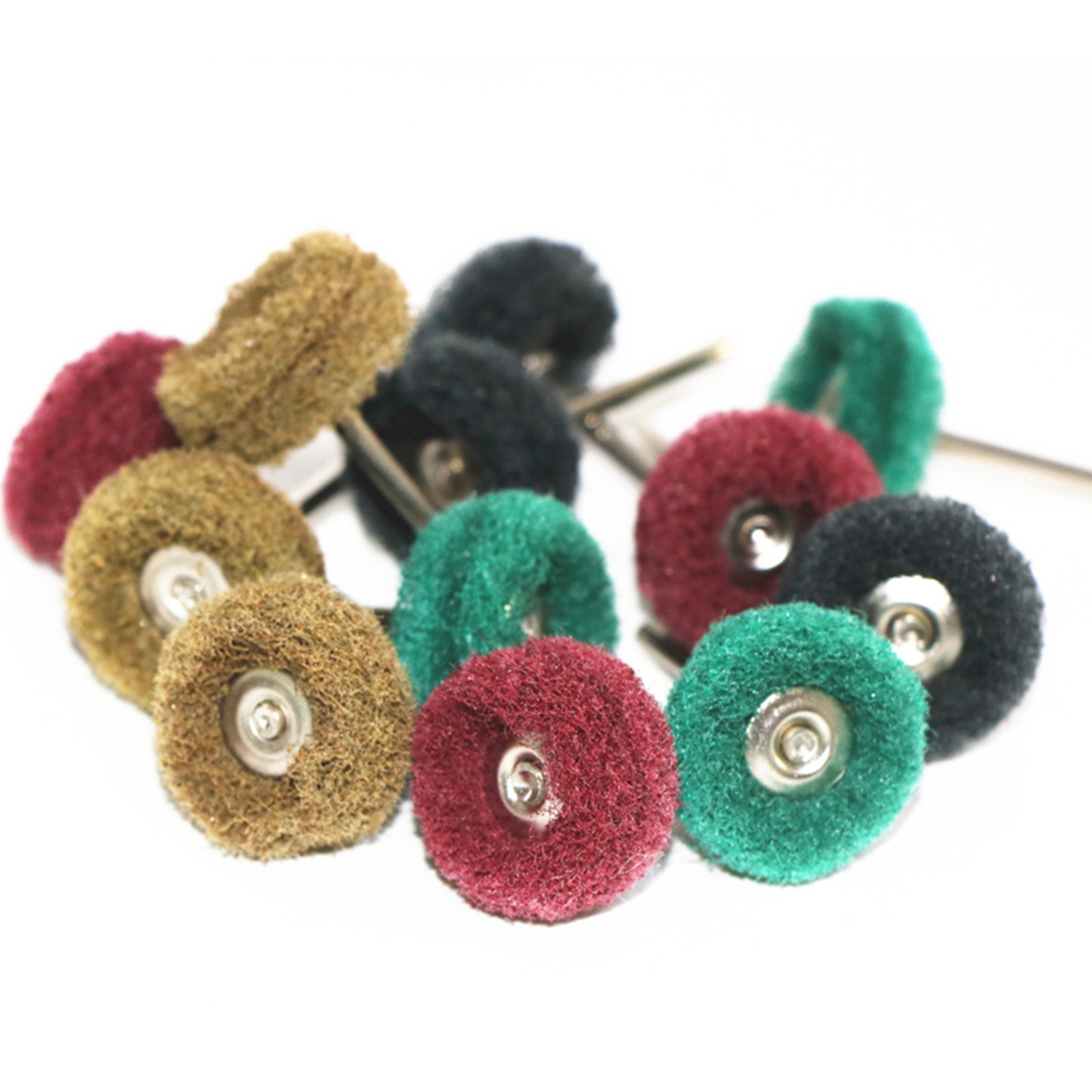 Stos kolorowych kółek polerskich w kolorze czerwonym, zielonym i brązowym z metalowymi trzonkami.