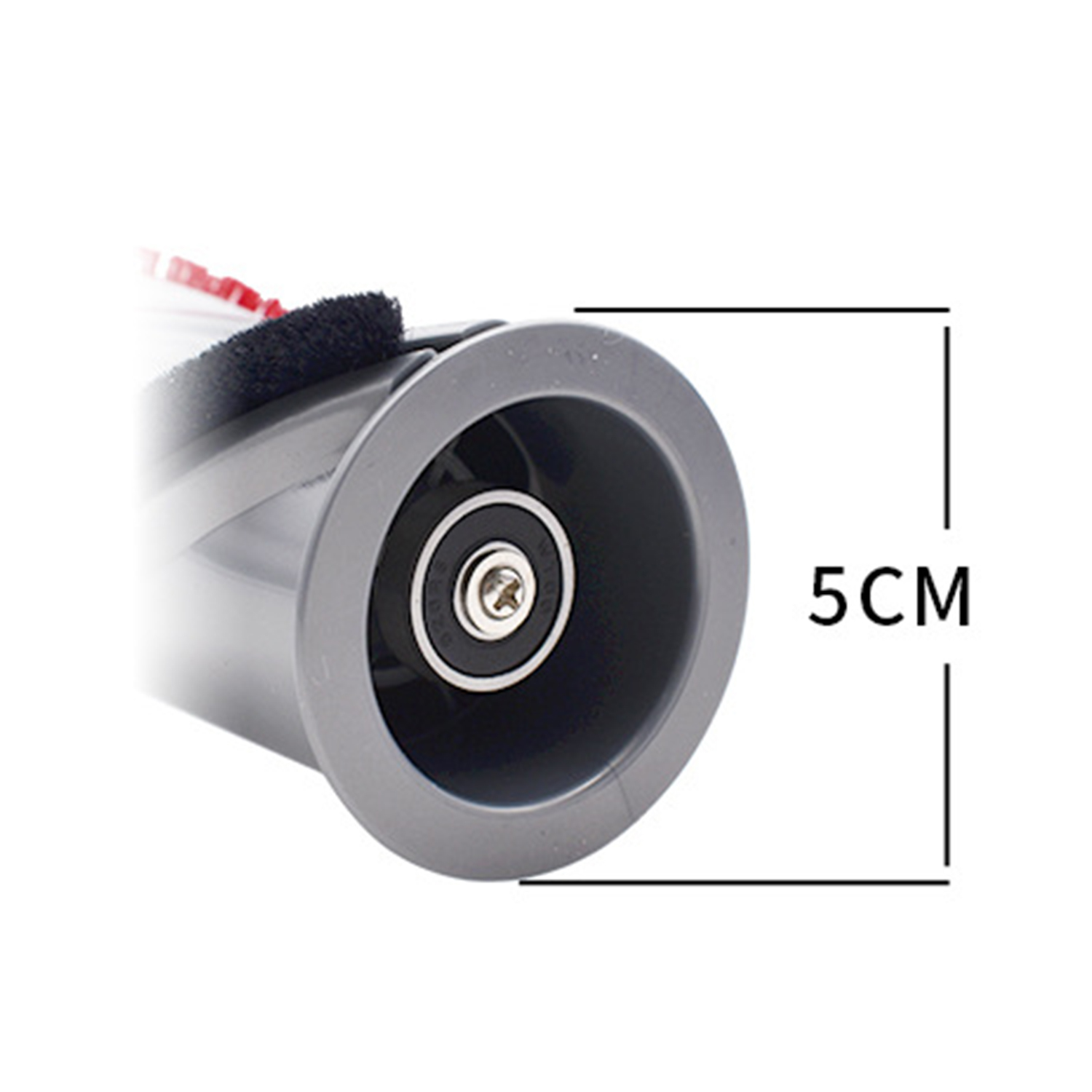 Zbliżenie szarej głowicy szczotki odkurzacza ze wskaźnikiem 5 cm.
