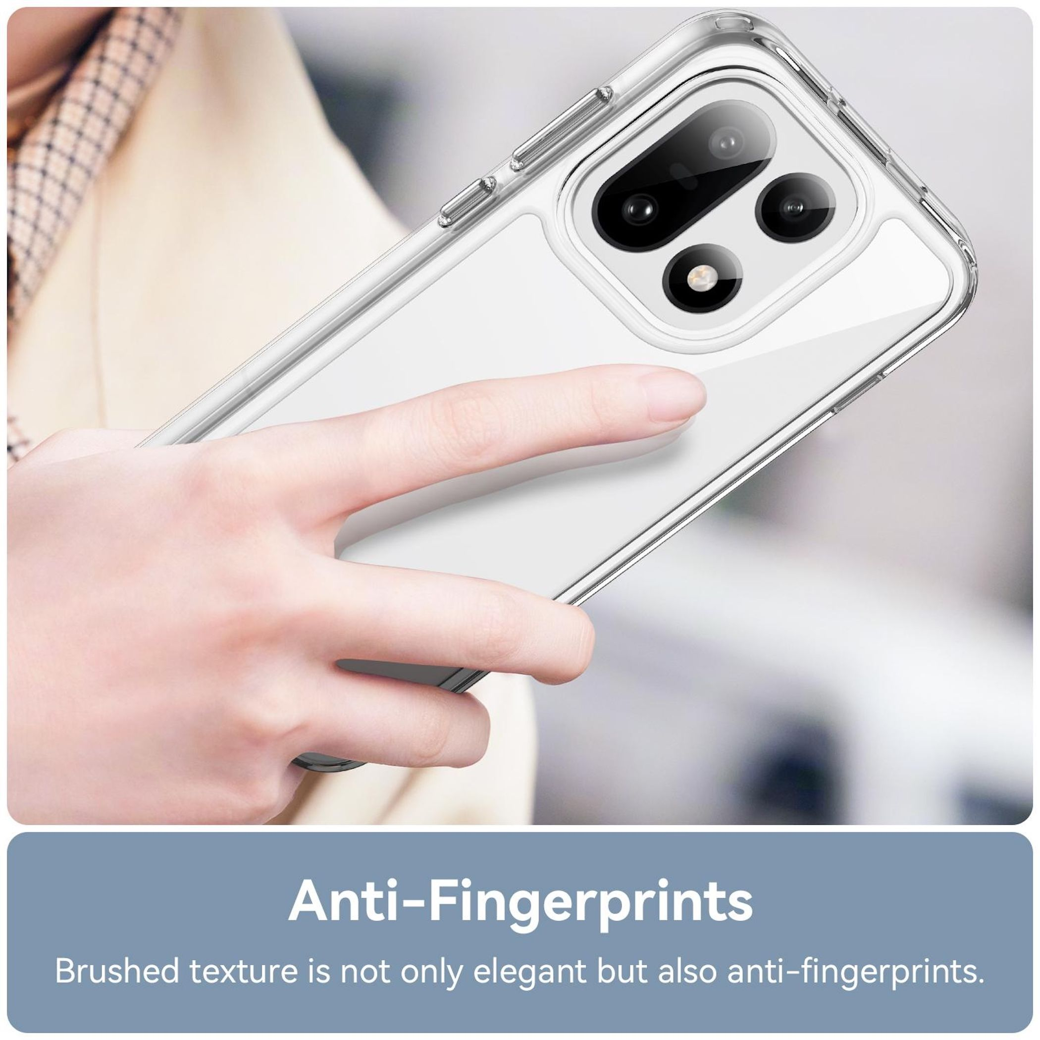 Una mano tiene una cover trasparente per telefono con modulo fotocamera.