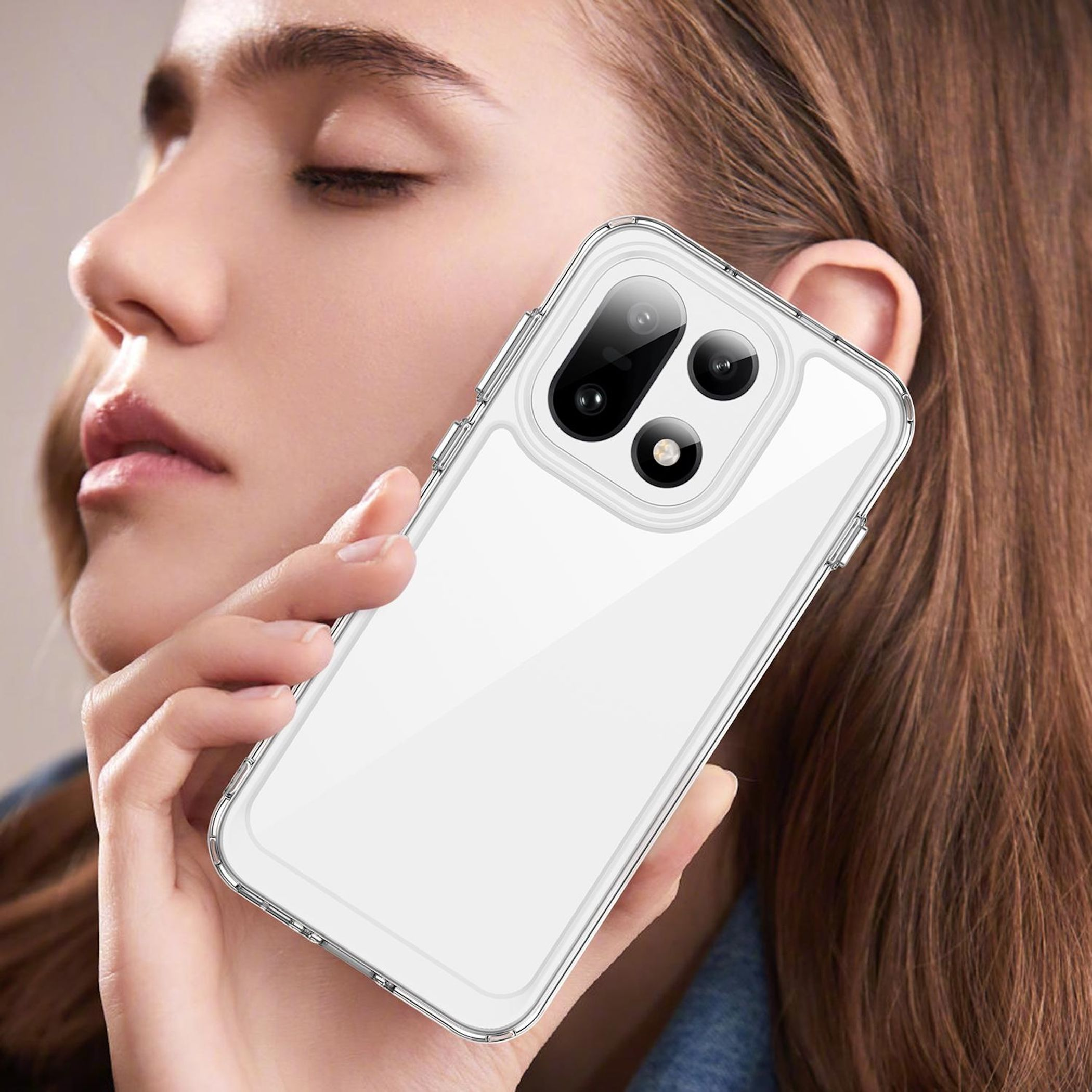 Primo piano di una donna che tiene una custodia per telefono trasparente con fotocamera multipla