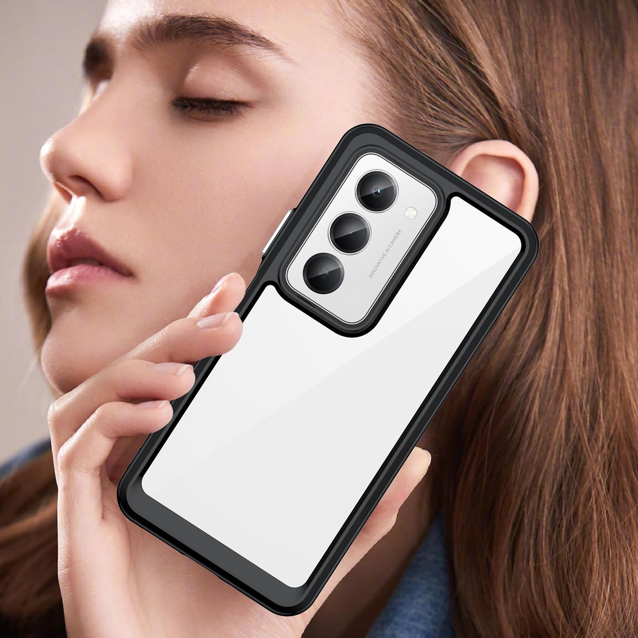 Una donna tiene uno smartphone con tre fotocamere e schermo bianco.