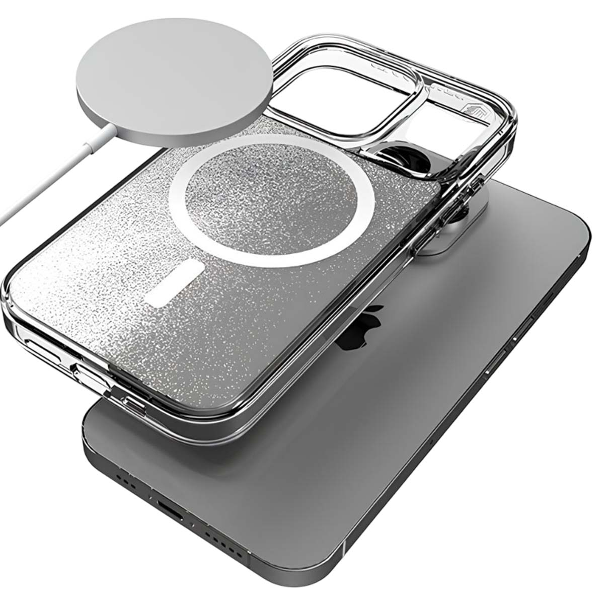 Un iPhone argentato con custodia glitter trasparente e caricatore magnetico bianco.