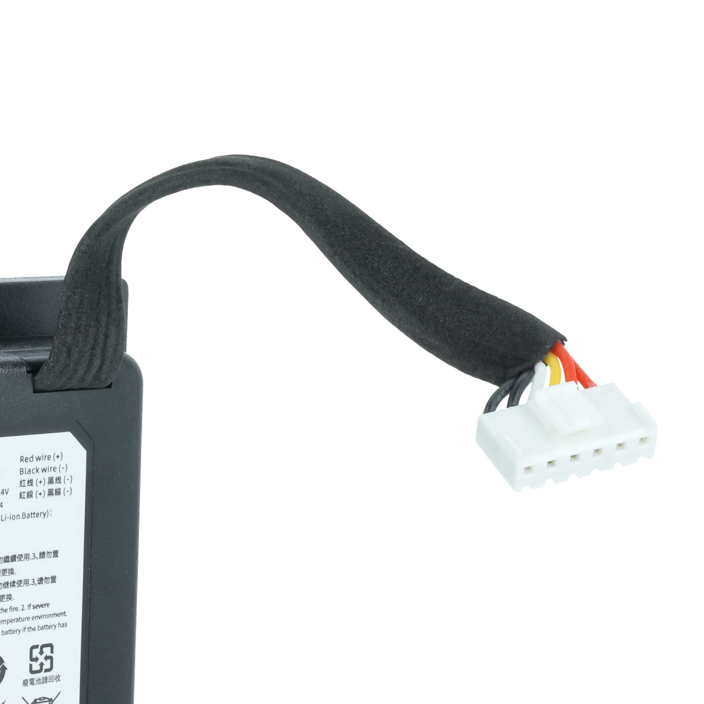 Ein schwarzes Kabel verbindet eine schwarze Batterie mit einem weißen 5-Pin-Stecker mit mehreren Drähten.