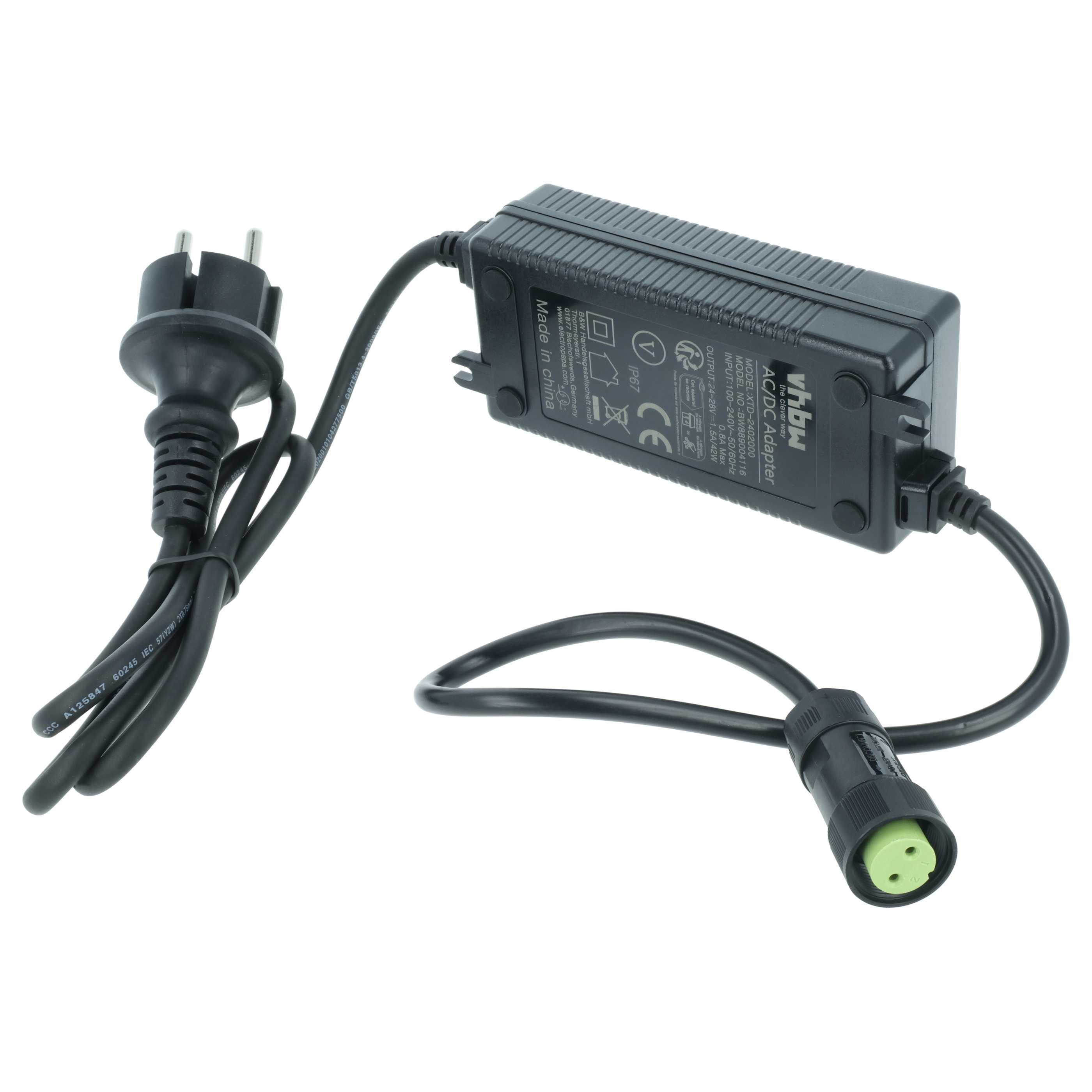Ein schwarzes AC/DC-Netzteil mit Netzkabel und grünem Stecker. Weißer Hintergrund.