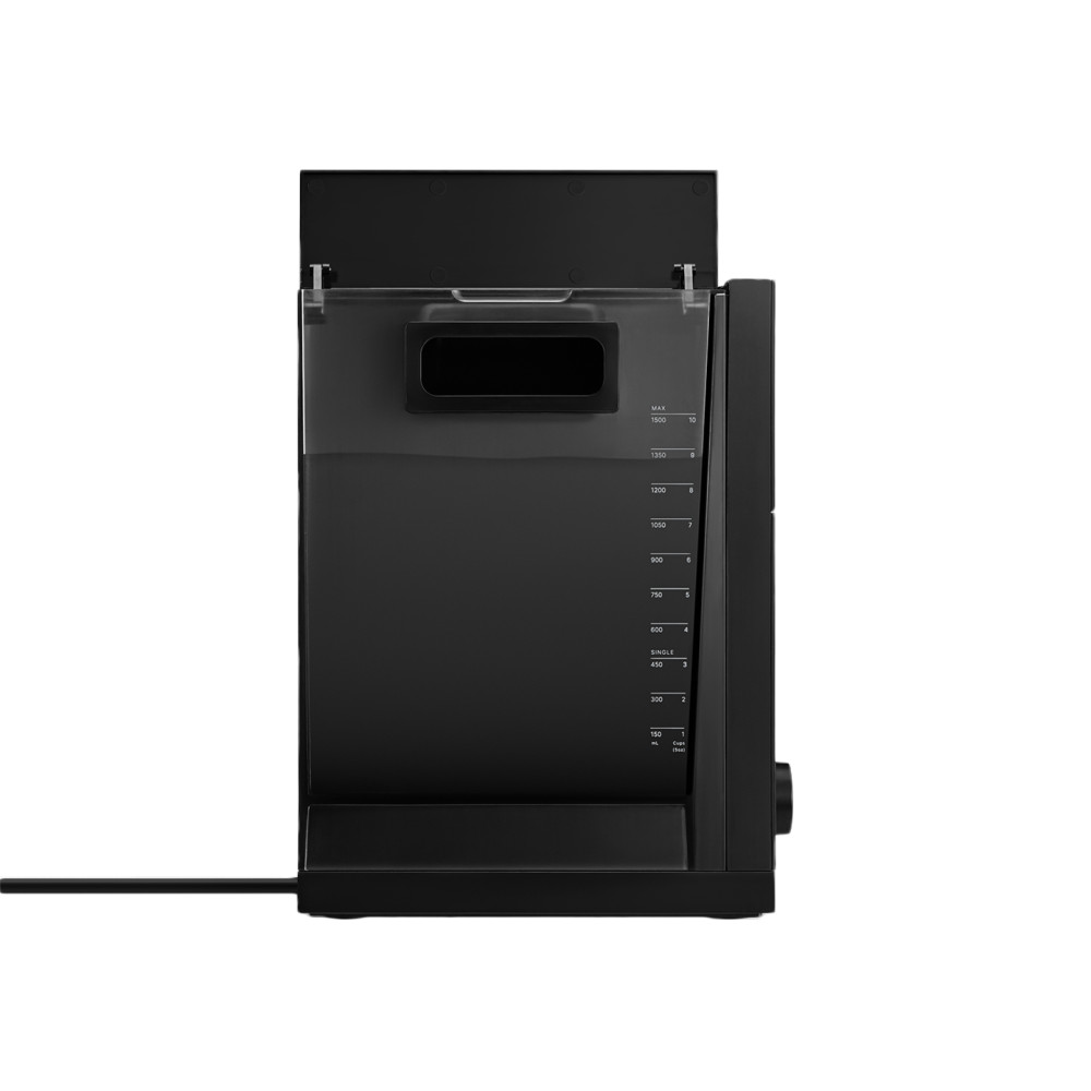 Czarny zbiornik na wodę ze skalą pomiarową urządzenia na białym tle.