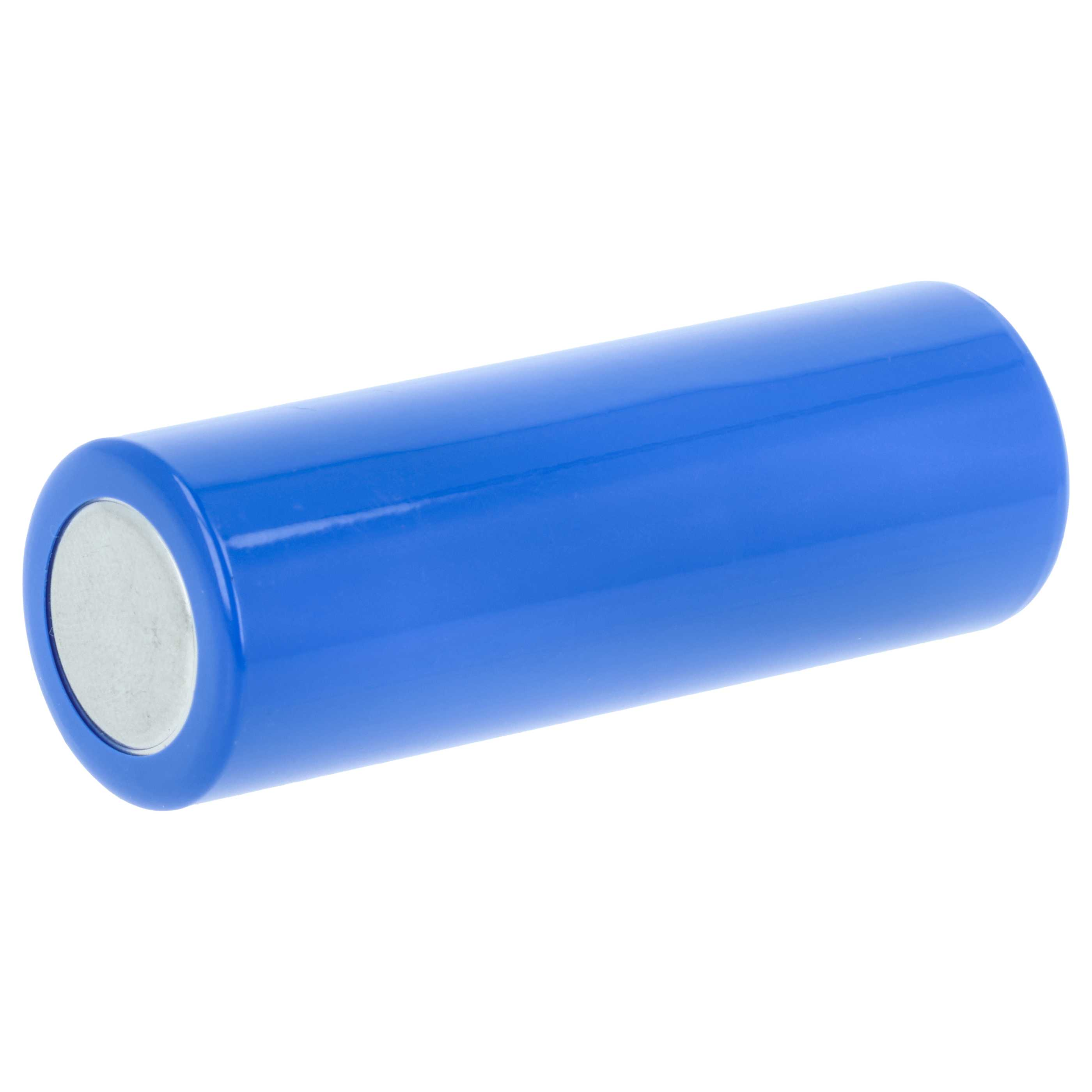 Ein einzelner blauer Lithium-Ionen-Akku mit silbernem Pluspol auf weißem Hintergrund.