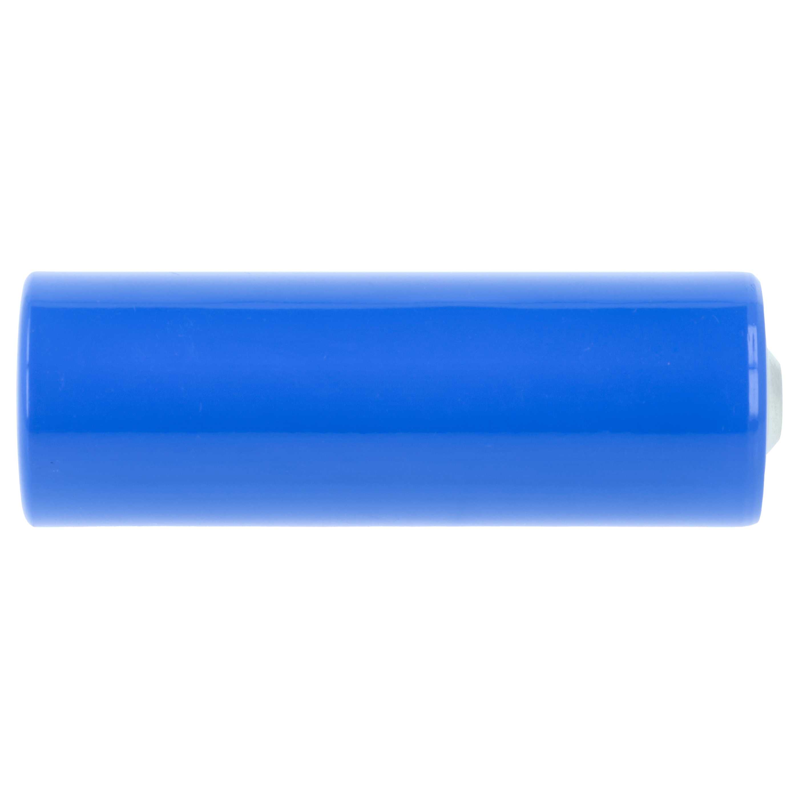 Eine blaue zylindrische Batterie liegt horizontal auf weißem Hintergrund.