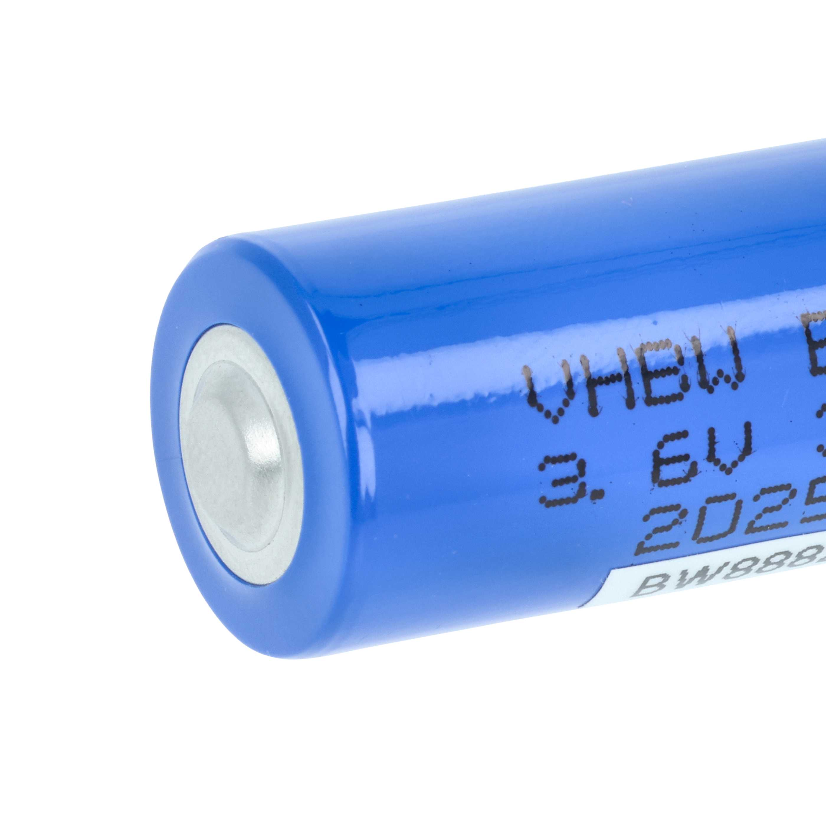 Eine blaue zylindrische Batterie mit silberner Kappe und schwarzem Text. Etwas Text ist unleserlich.