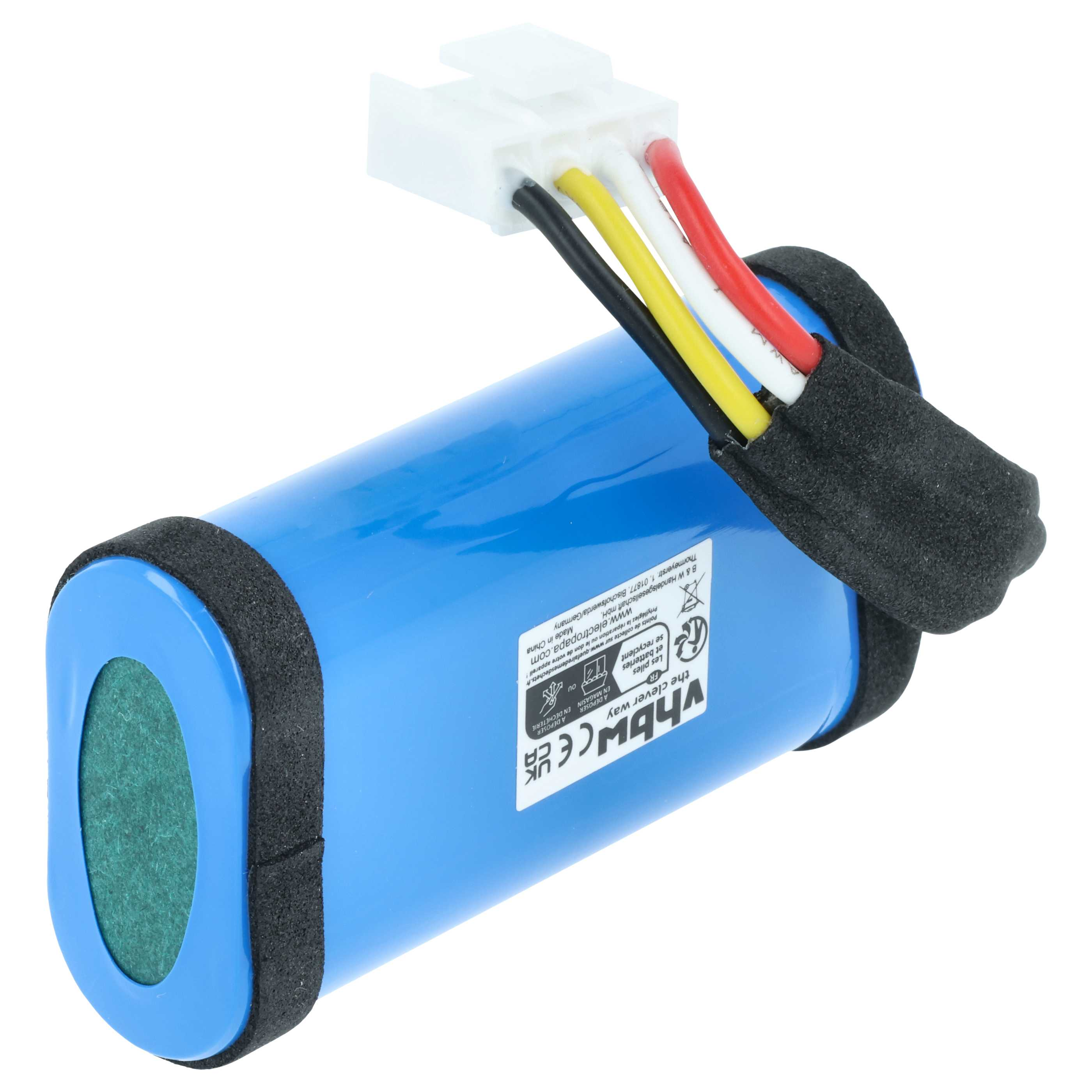 Eine blaue Batterie mit Kabeln und einem weißen Stecker auf weißem Hintergrund.