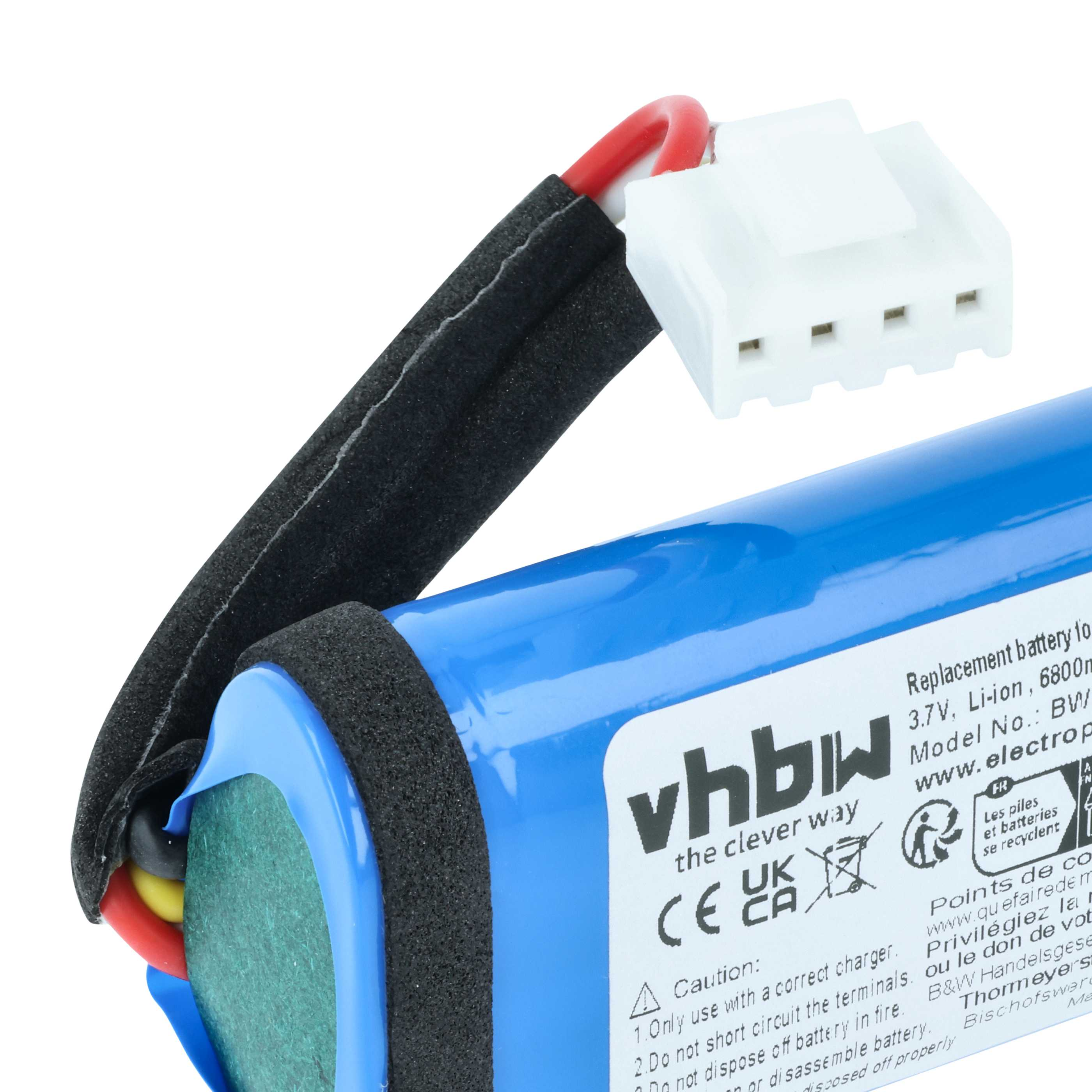 Blauer Akku mit Kabeln und weißem Stecker. Beschriftung auf dem Akku.