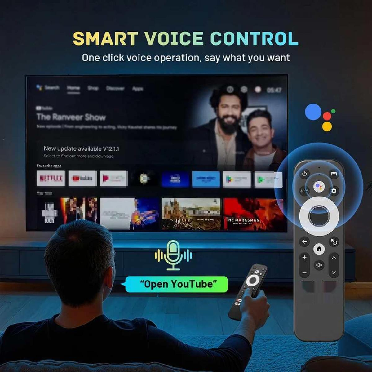 Mann hält Fernbedienung, TV zeigt Menü. Sprachsteuerung wird hervorgehoben.