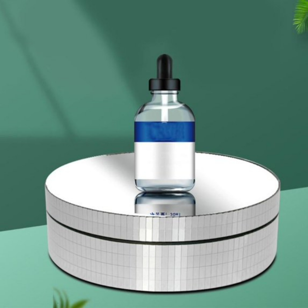 Klare Glaspipettenflasche mit blauem Band auf weißem Etikett, auf drehbarer Spiegeldarstellung.