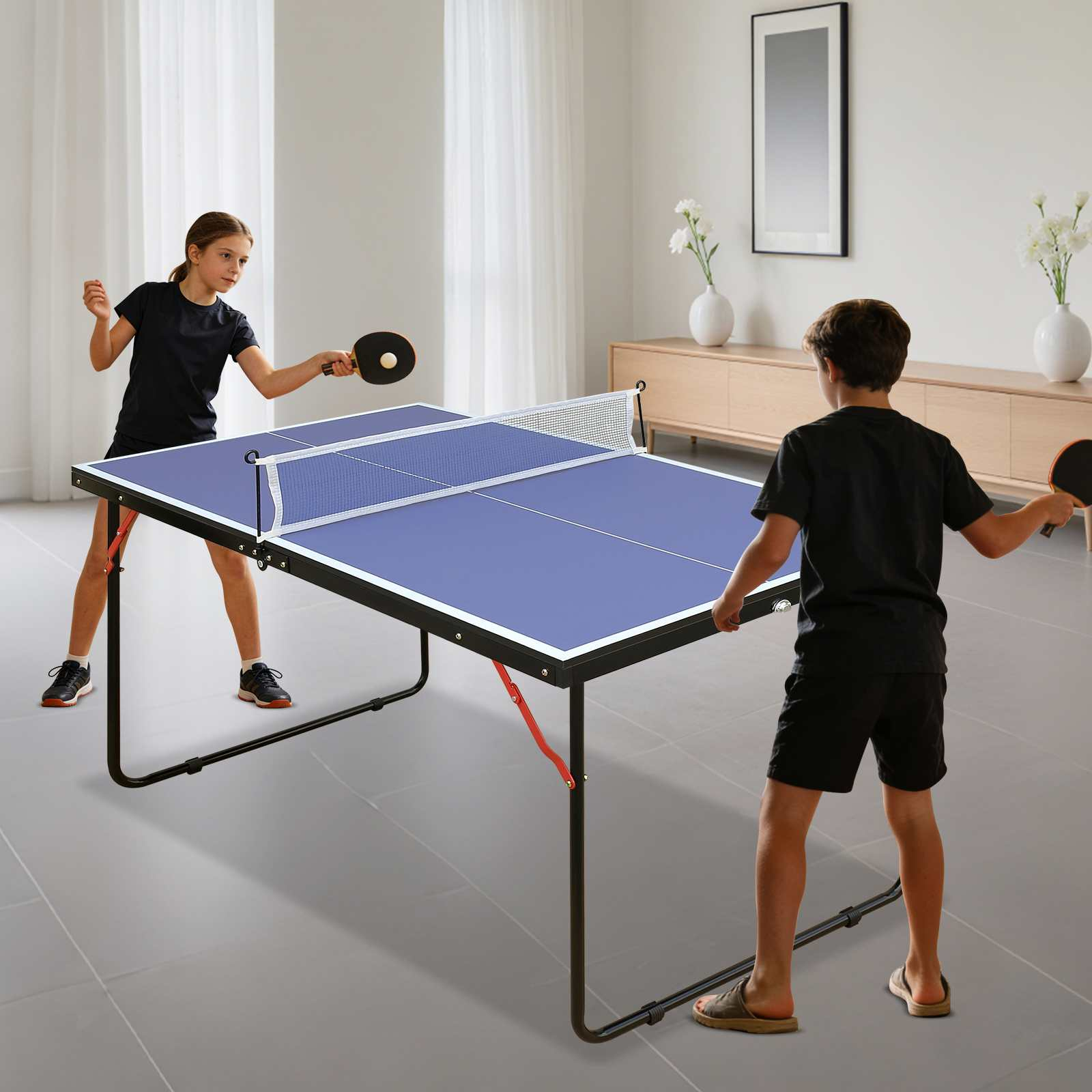 Zwei Kinder spielen Tischtennis drinnen. Ein Mädchen links und ein Junge rechts.