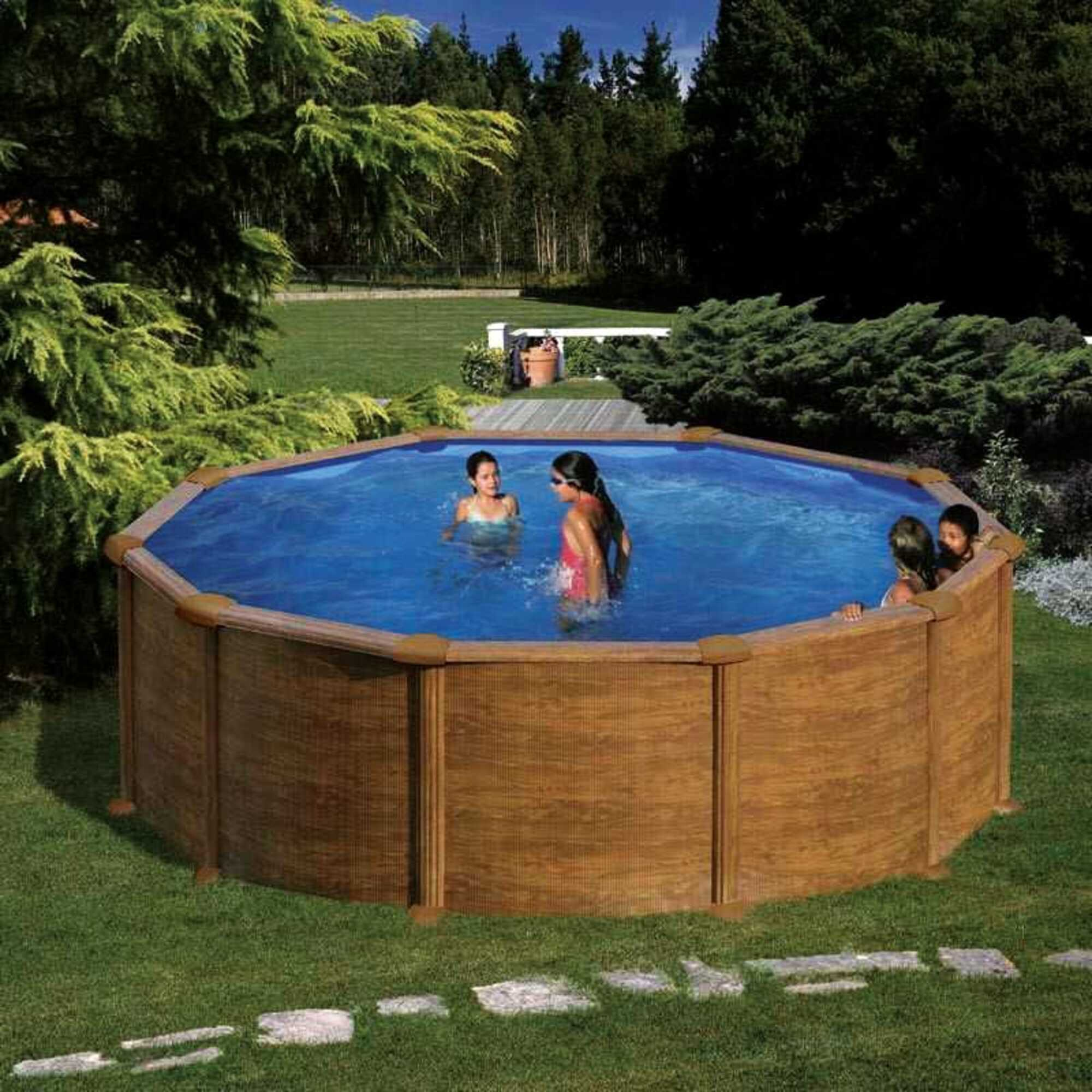 Ein achteckiger Pool mit Holzverkleidung, in dem vier Kinder planschen.