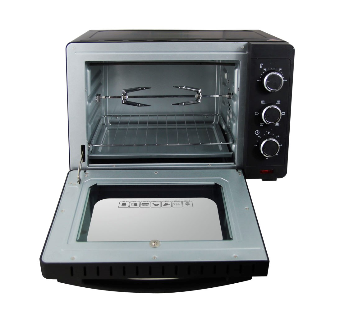 Otwarty czarny piekarnik z rożnem i rusztem do pieczenia w środku.