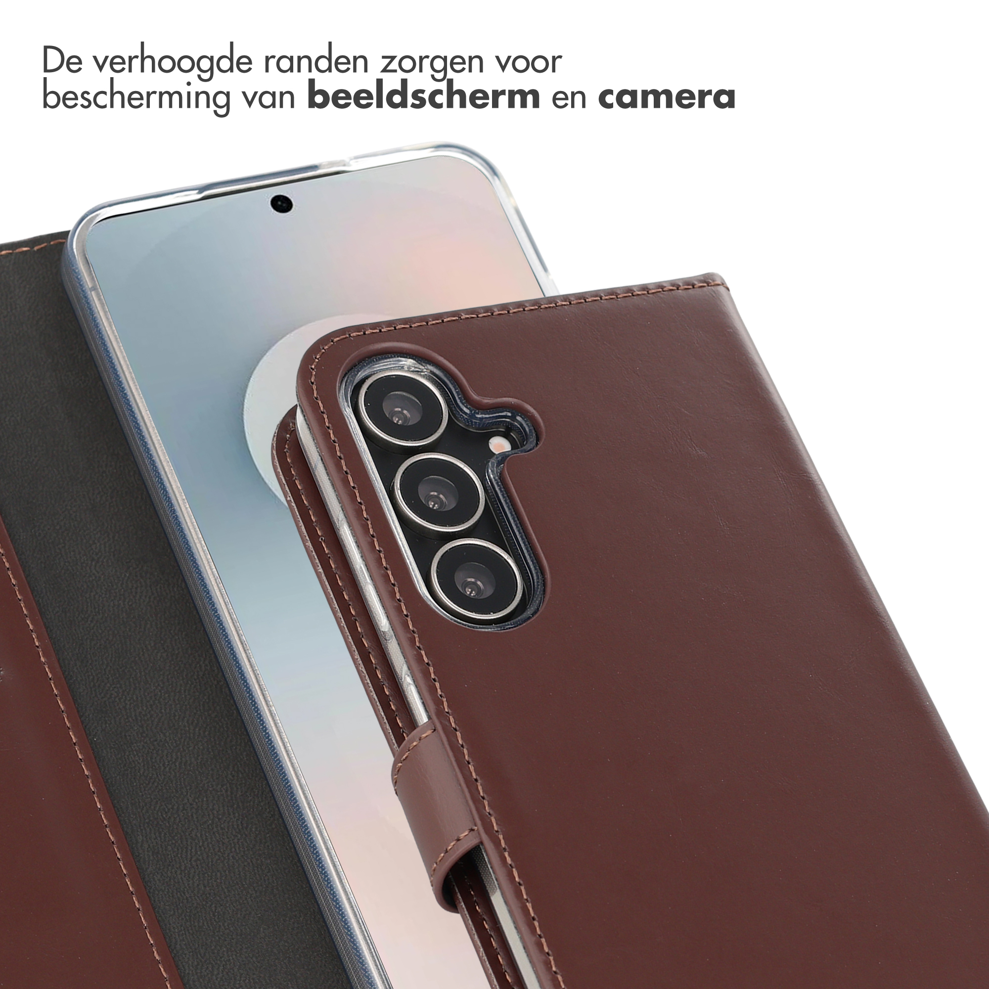 Bruine leren flip case voor een smartphone met drie camera's.