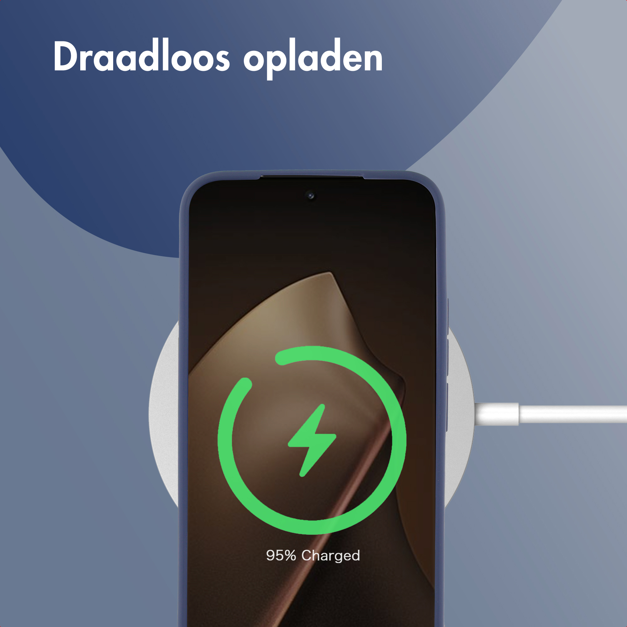 Un smartphone se charge sans fil sur un chargeur, 95%.