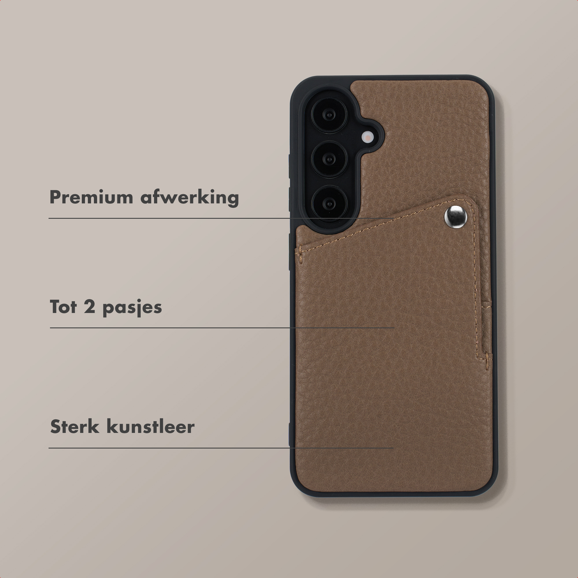 Étui en cuir marron pour téléphone avec fentes pour cartes et découpe caméra.