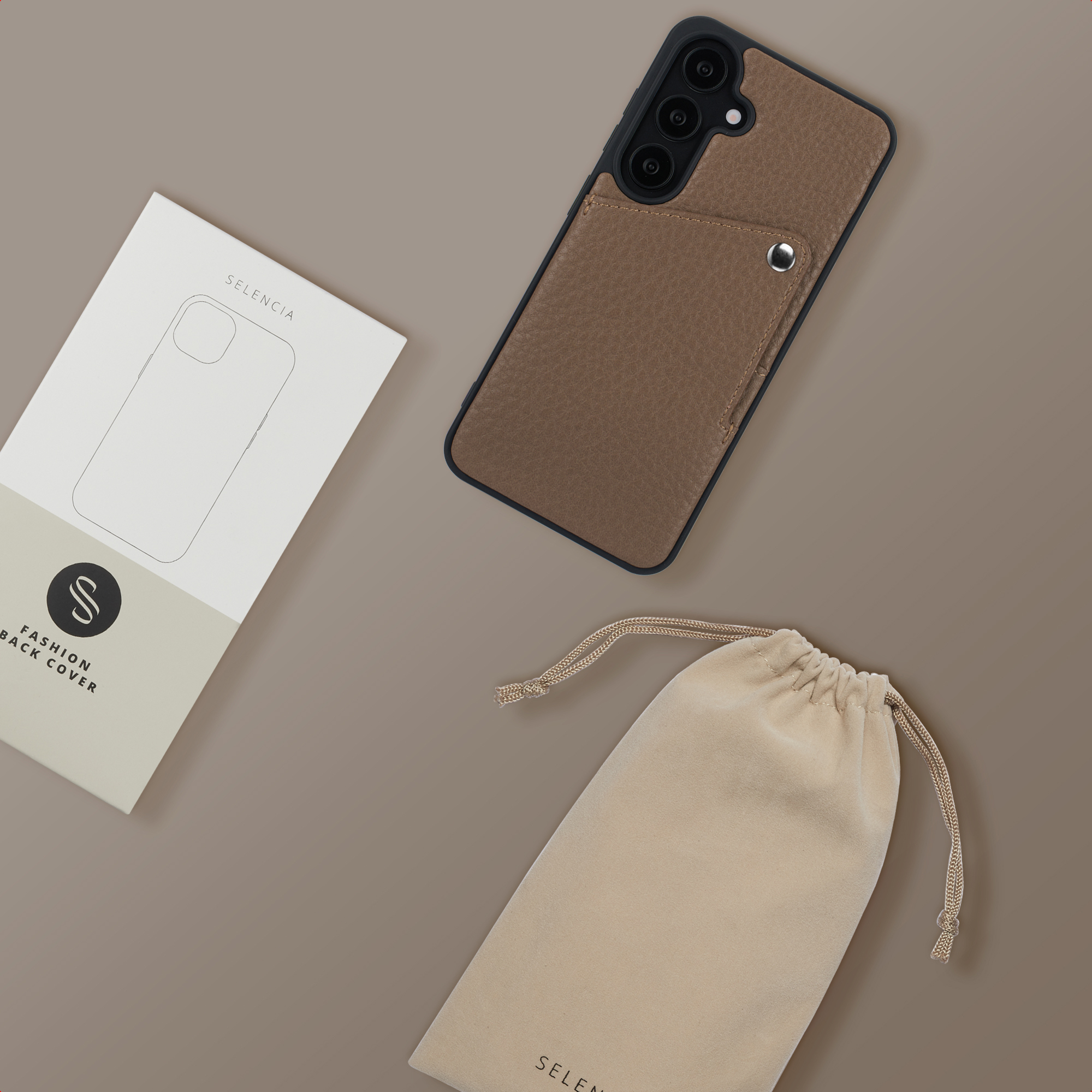 Coque de téléphone marron avec fente pour carte, emballage et pochette sur fond marron.