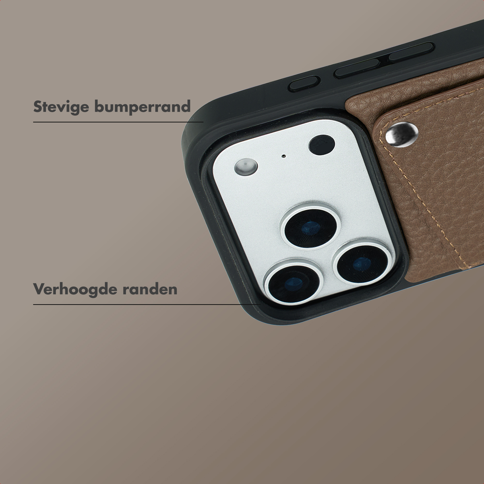 Gros plan d'une coque de téléphone en cuir marron montrant des objectifs de caméra et des bords surélevés.