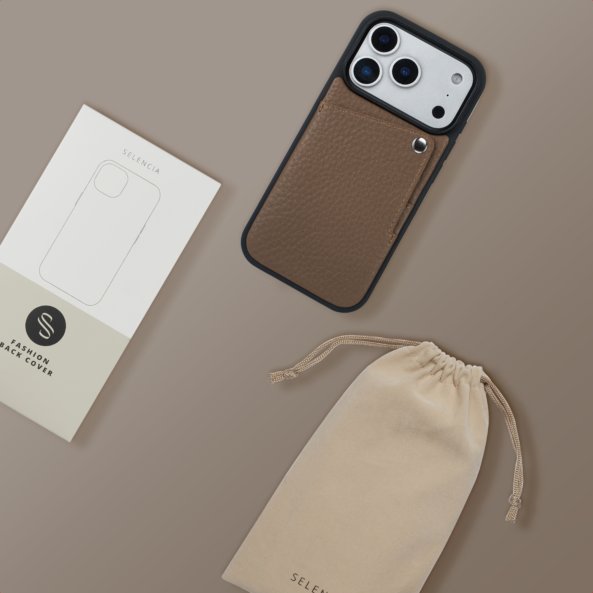Coque de téléphone en cuir marron avec porte-cartes, emballage et pochette sur fond brun.