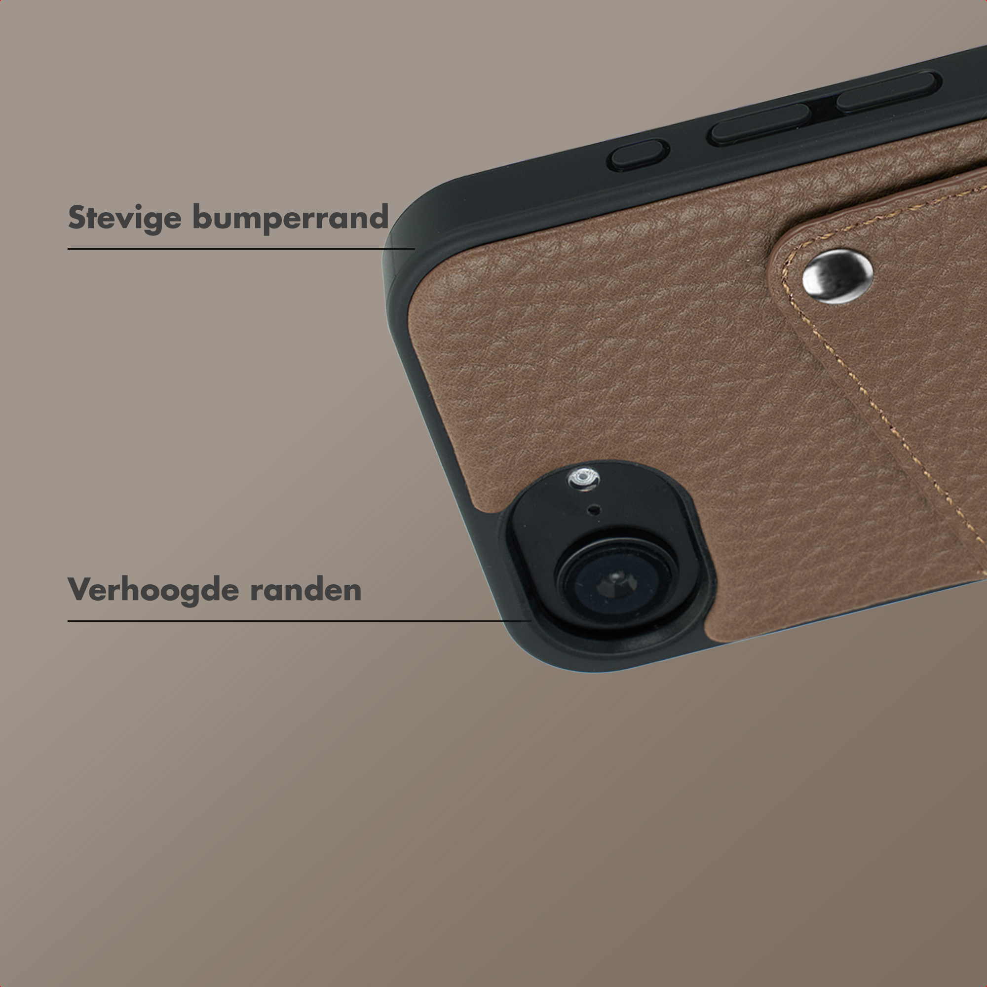 Close-up van een bruine telefoonhoes met camerabehuizing, knoppen en textuur.