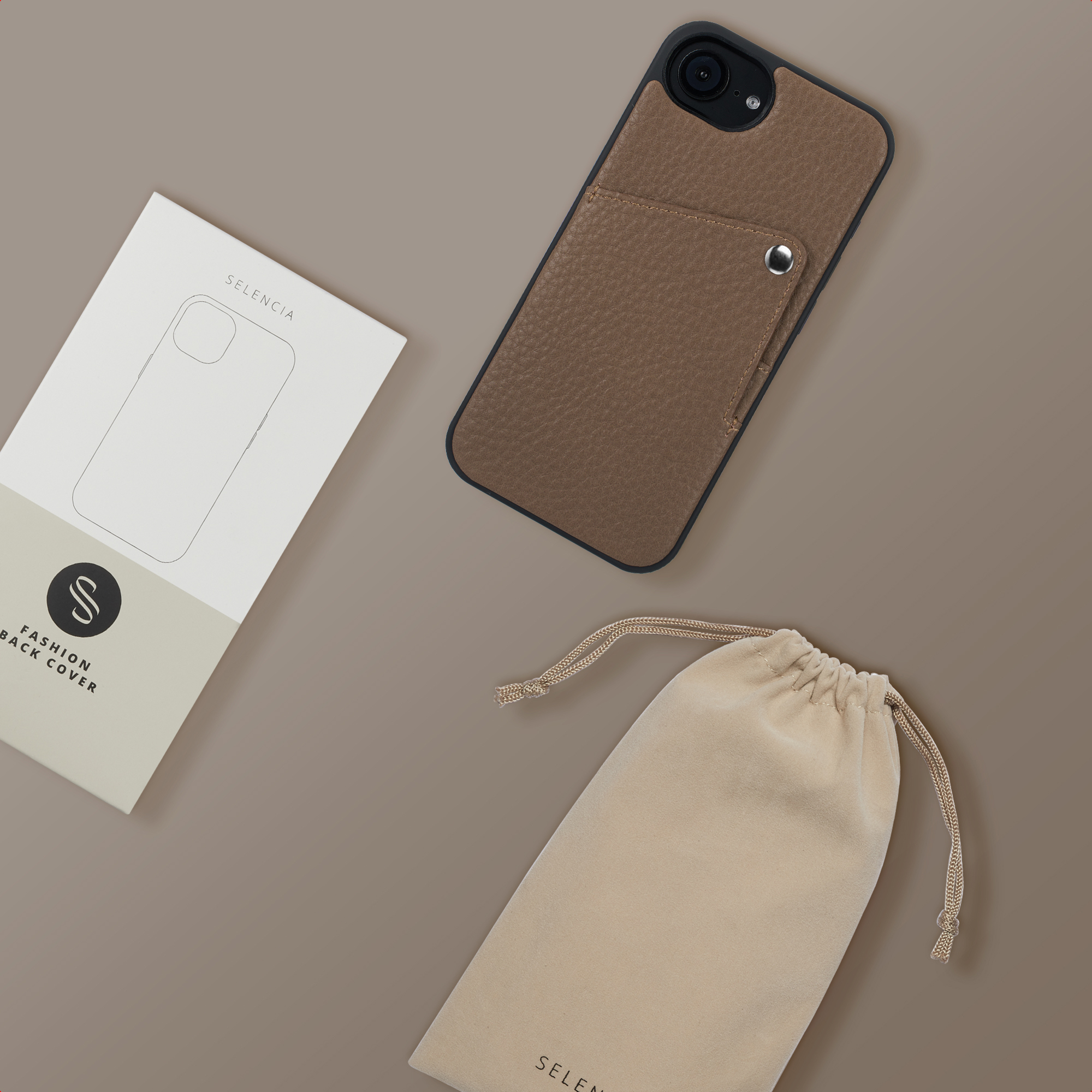 Bruine leren telefoonhoes, verpakking en een zakje met trekkoord op bruine achtergrond.