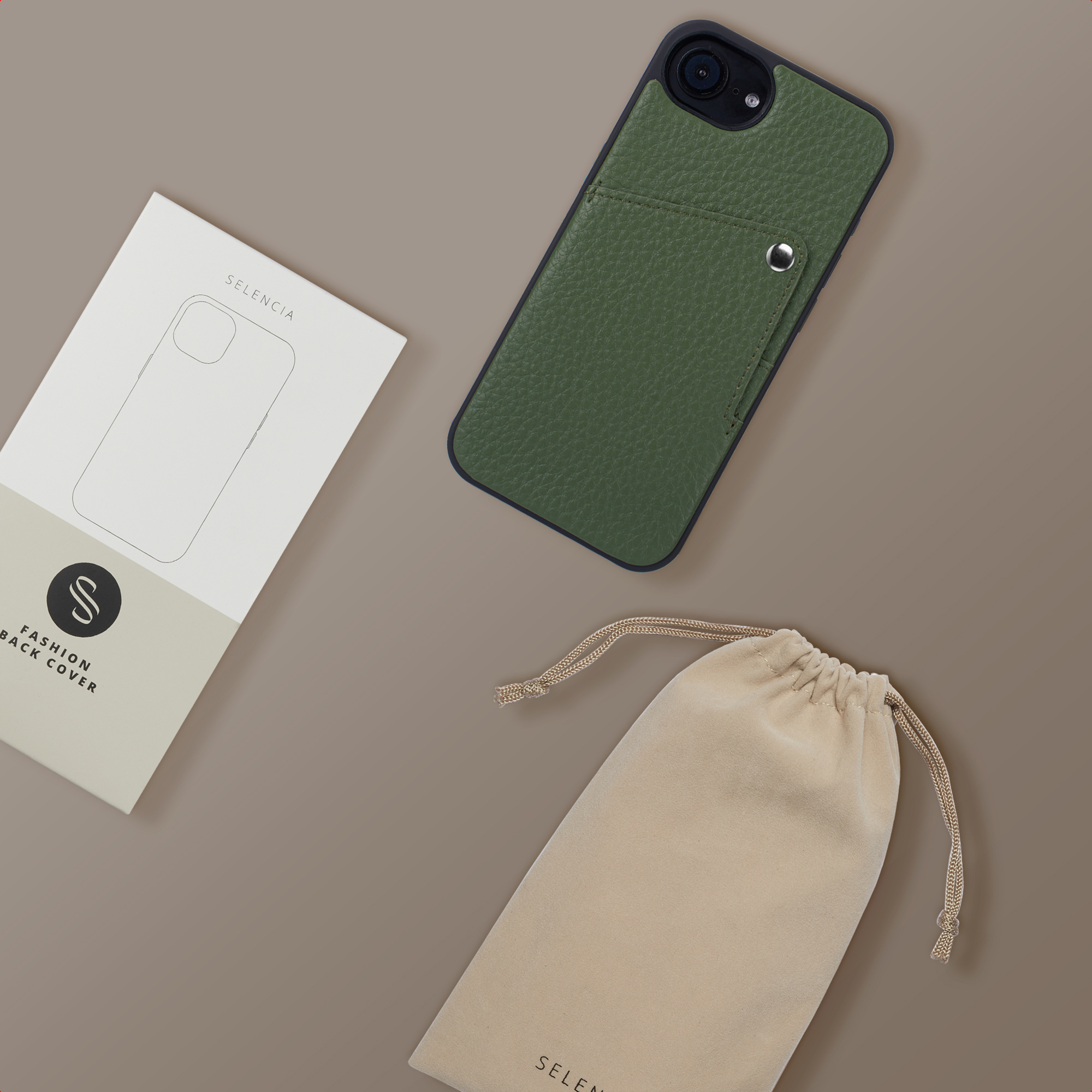 Groen telefoonhoesje, verpakking en zakje op bruine achtergrond.