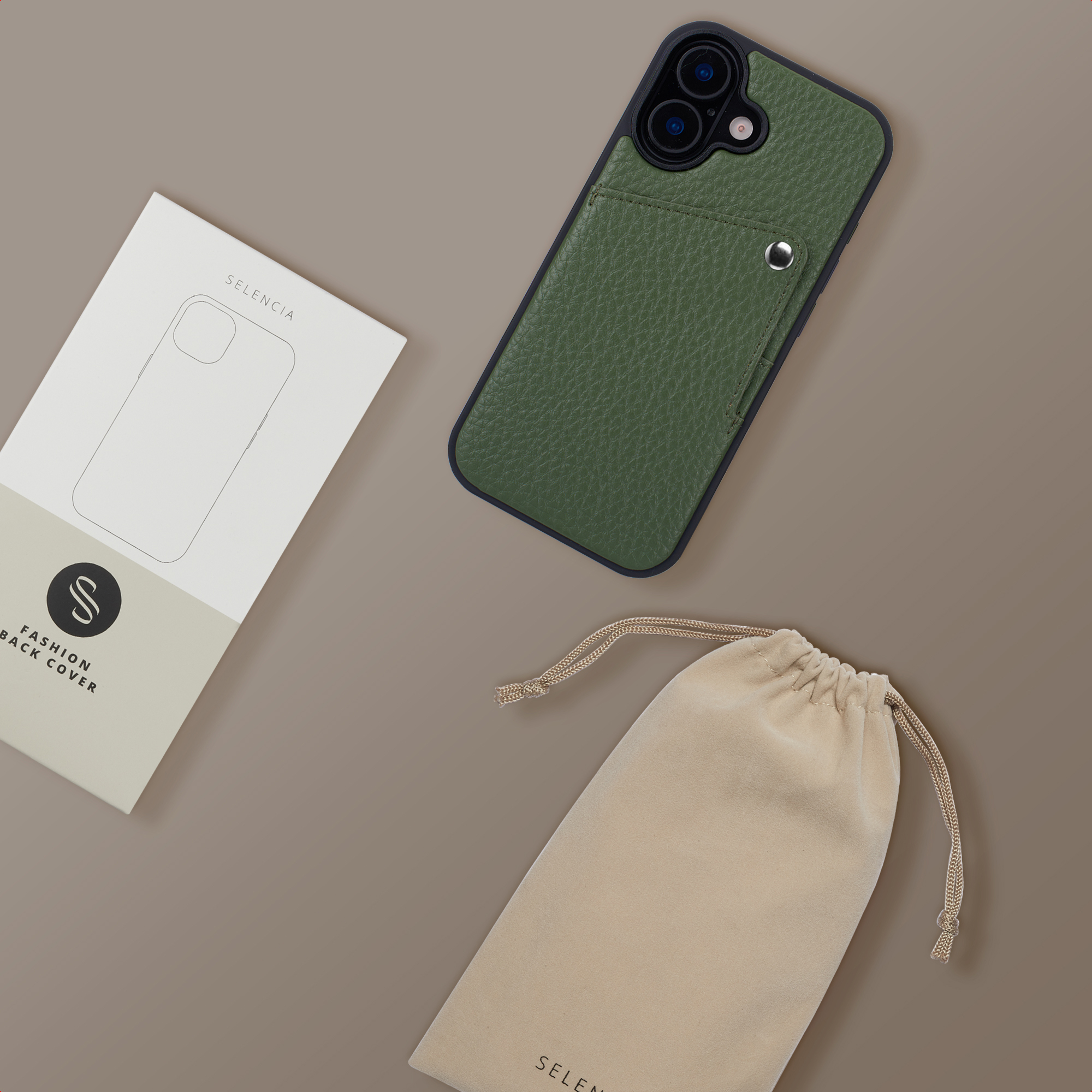 Coque de téléphone texturée verte, emballage et une pochette à cordon beige sur fond marron.